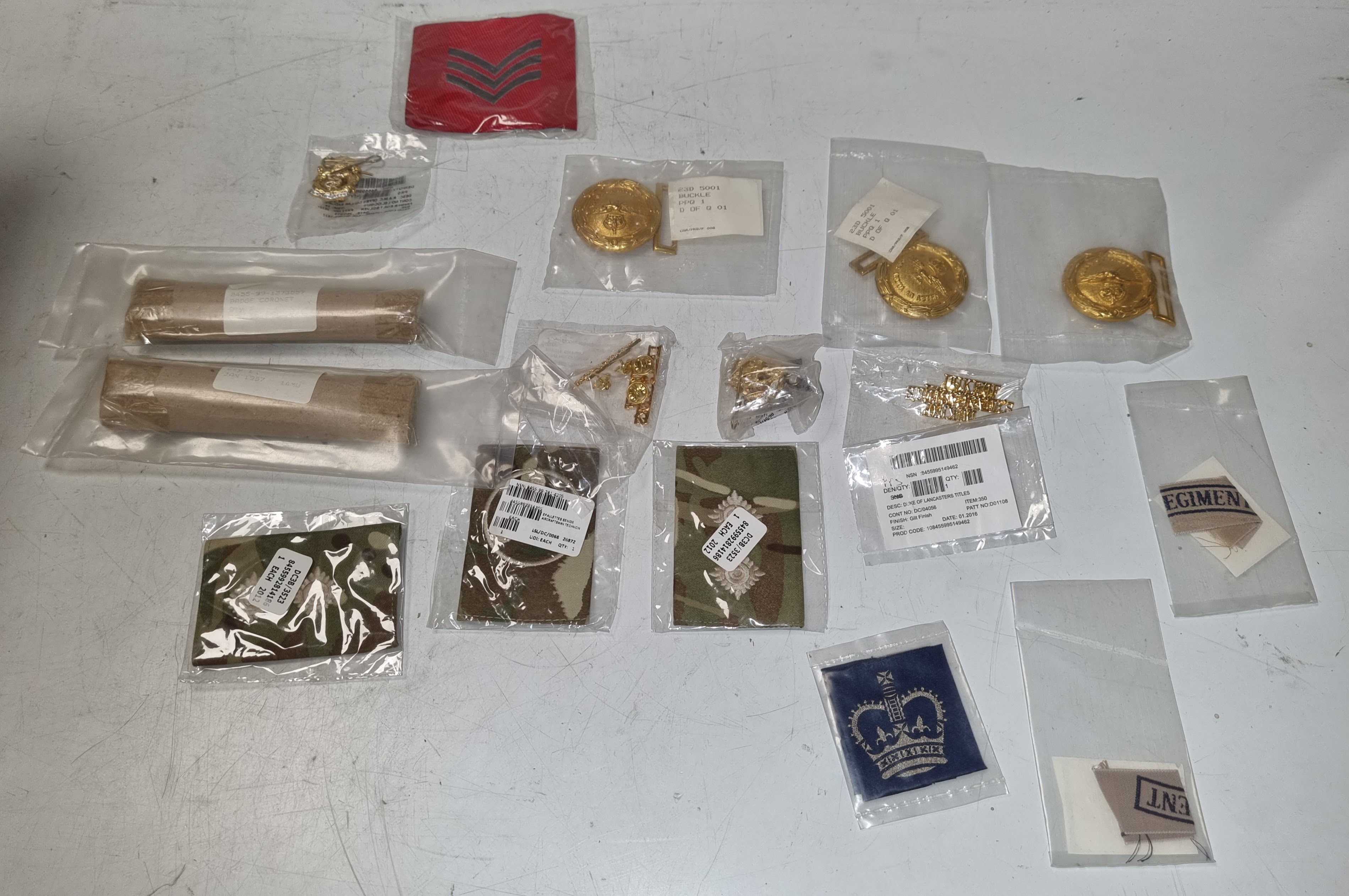 Approximately 984 British forces mixed ranks badges, belt buckles and pins - photo 1