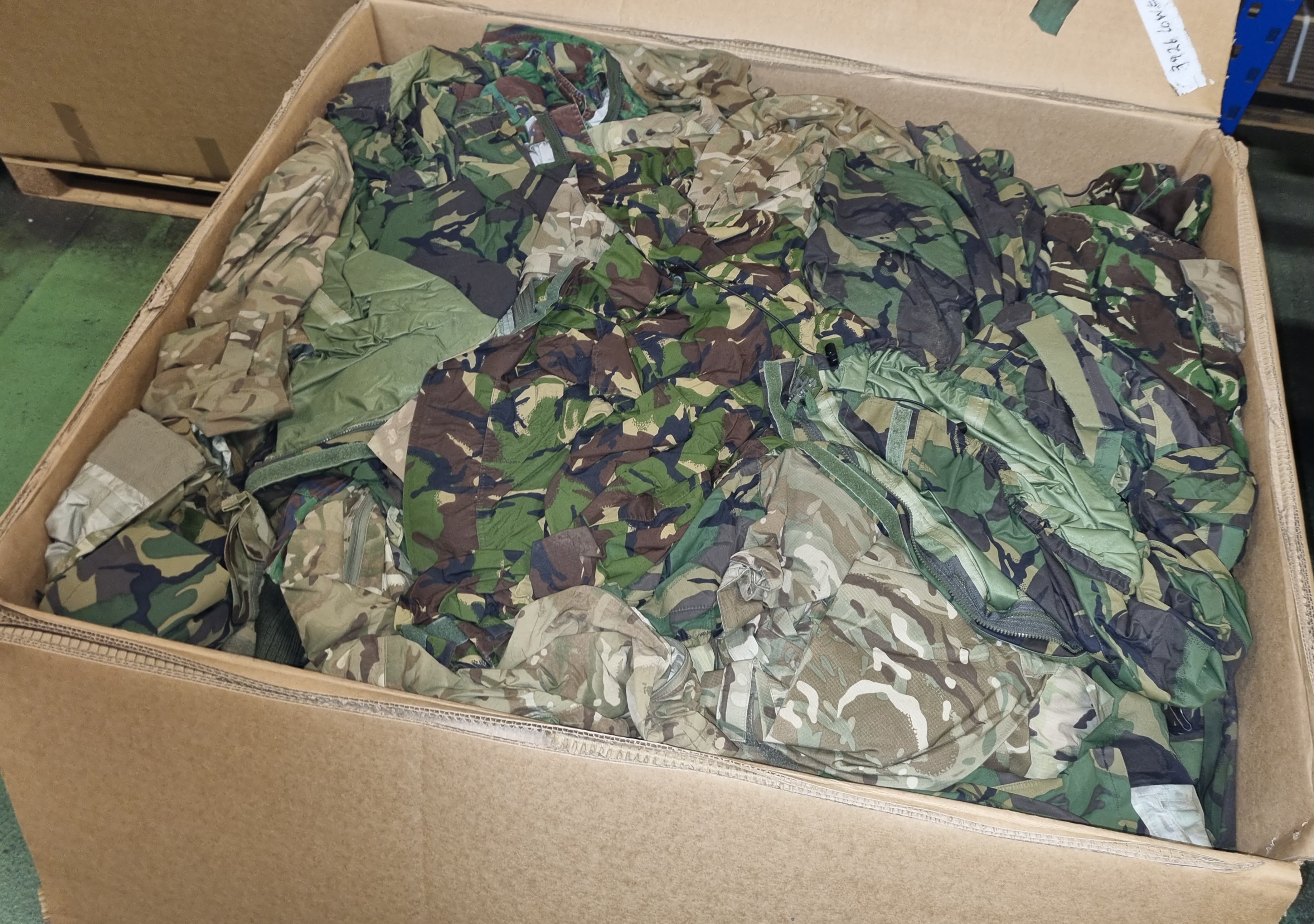 Various types of ex-military camo clothing - may include accessories - 174 kg – may require repair - photo 1