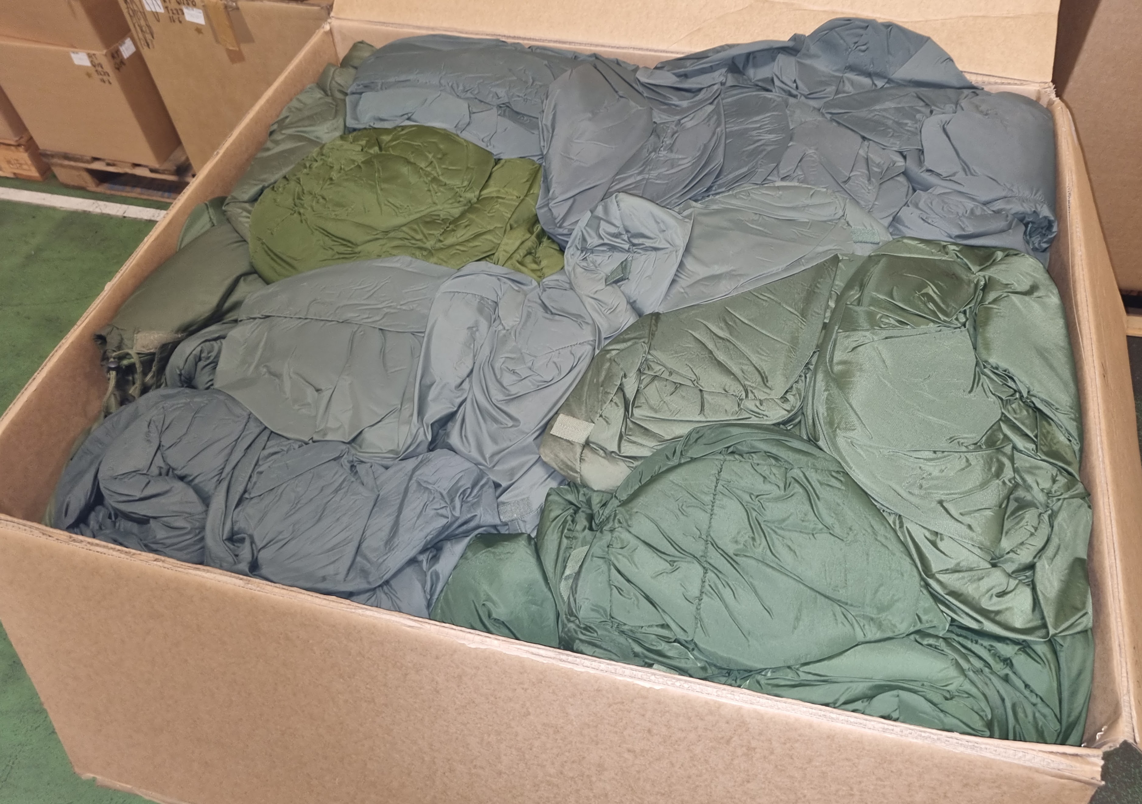 30x Medium weight sleeping bags - various types - may include arctic - library pictures - photo 1