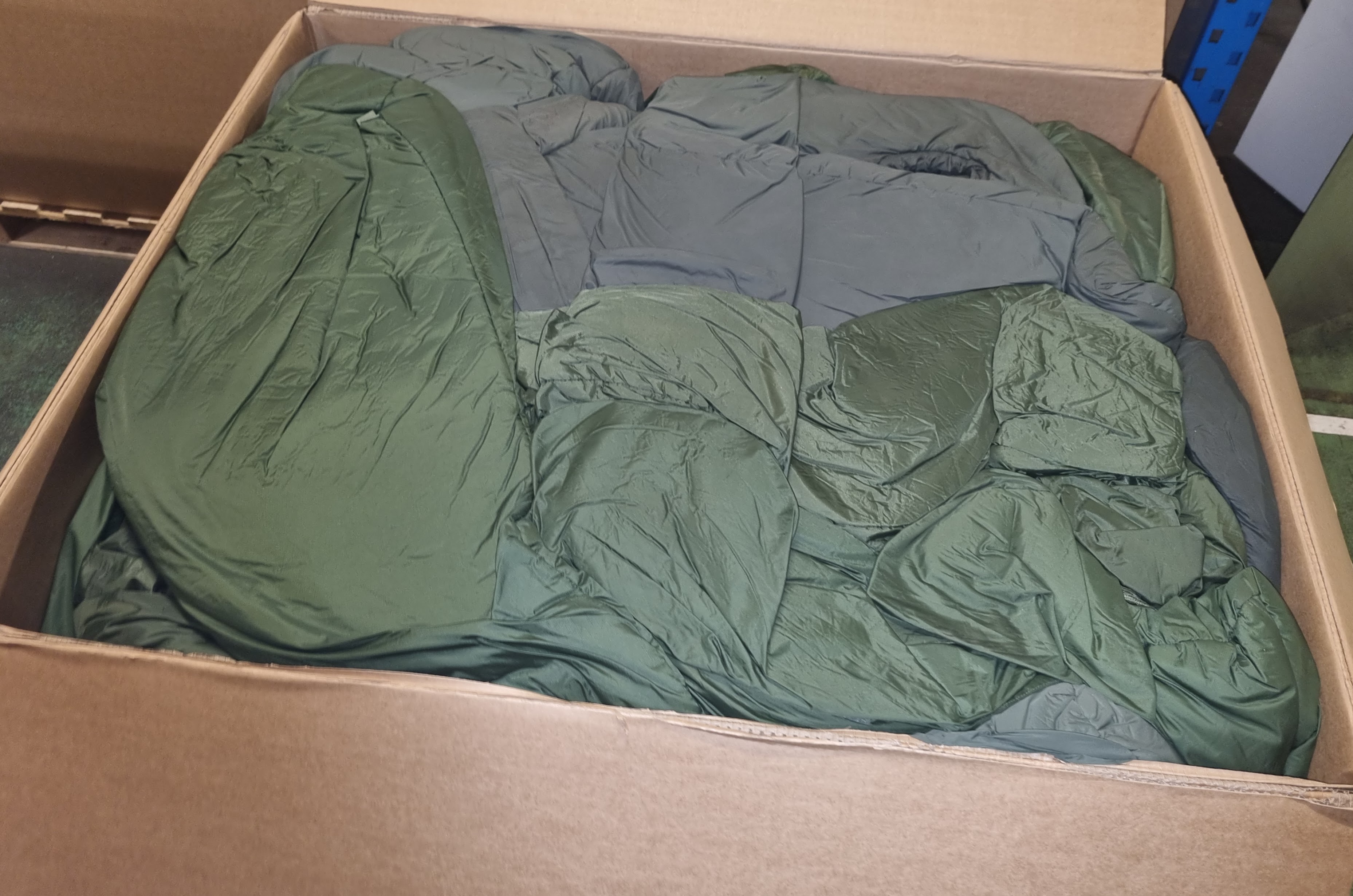 30x Medium weight sleeping bags - various types - may include arctic - library pictures - photo 1