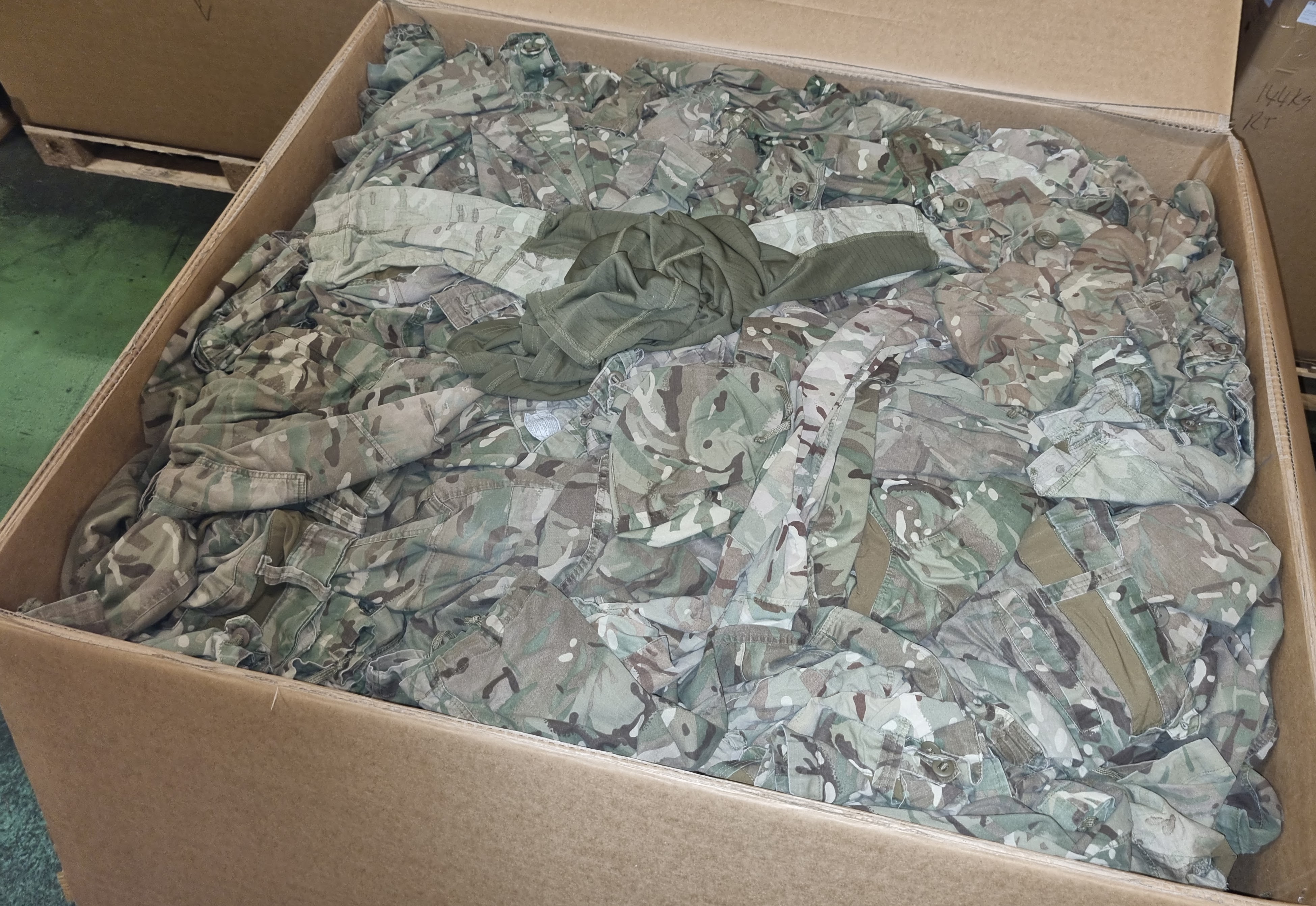 Various types of ex-military camo clothing - may include accessories - 194 kg – may require repair - photo 1