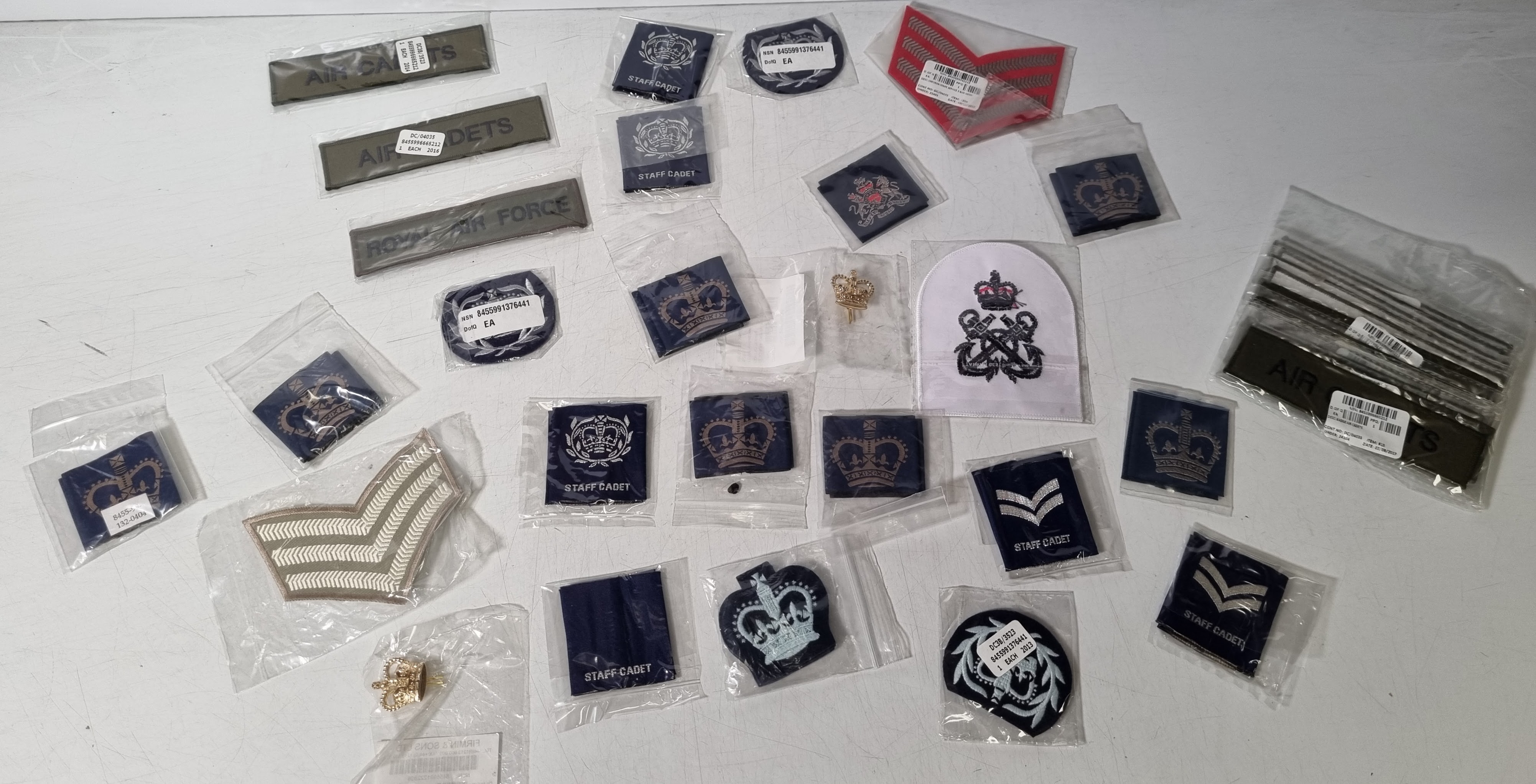 Approximately 1300 - British forces mixed ranks badges and pins - photo 1