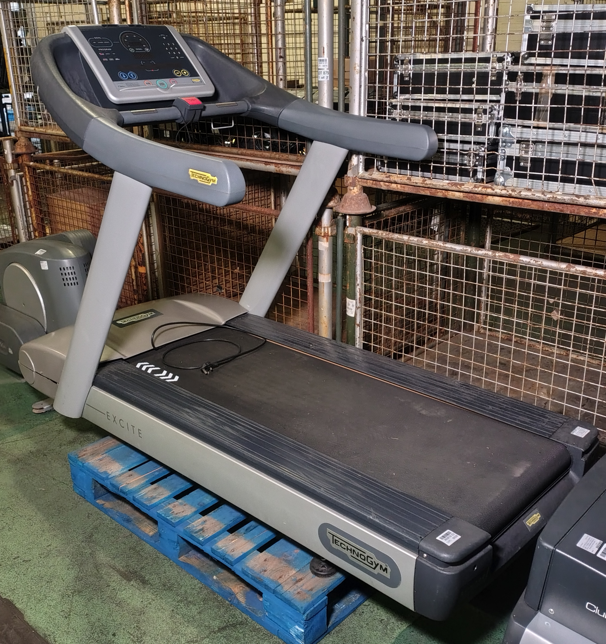 TechnoGym RUN EXC 700 Excite treadmill - W 930 x D 2120 x H 1500mm - BOTTOM PANEL CRACKED - photo 1