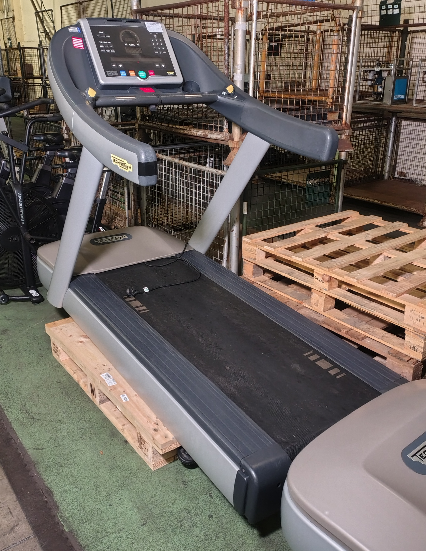 TechnoGym Run Now 700 treadmill - L 2180 x W 950 x H 1600mm - photo 1