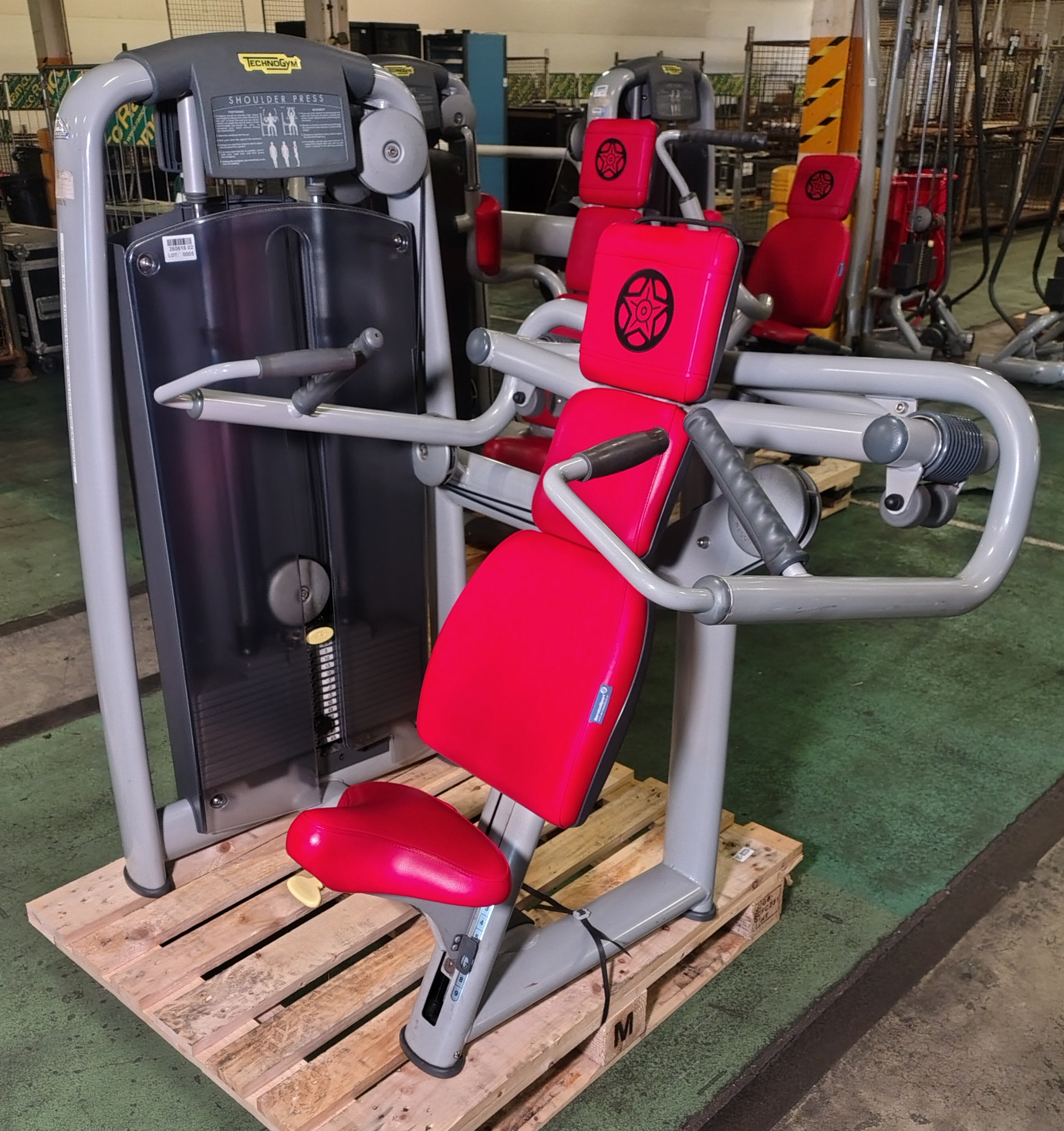 TechnoGym shoulder press exercise machine - weight stack: between 2.5kg and 65kg - photo 1