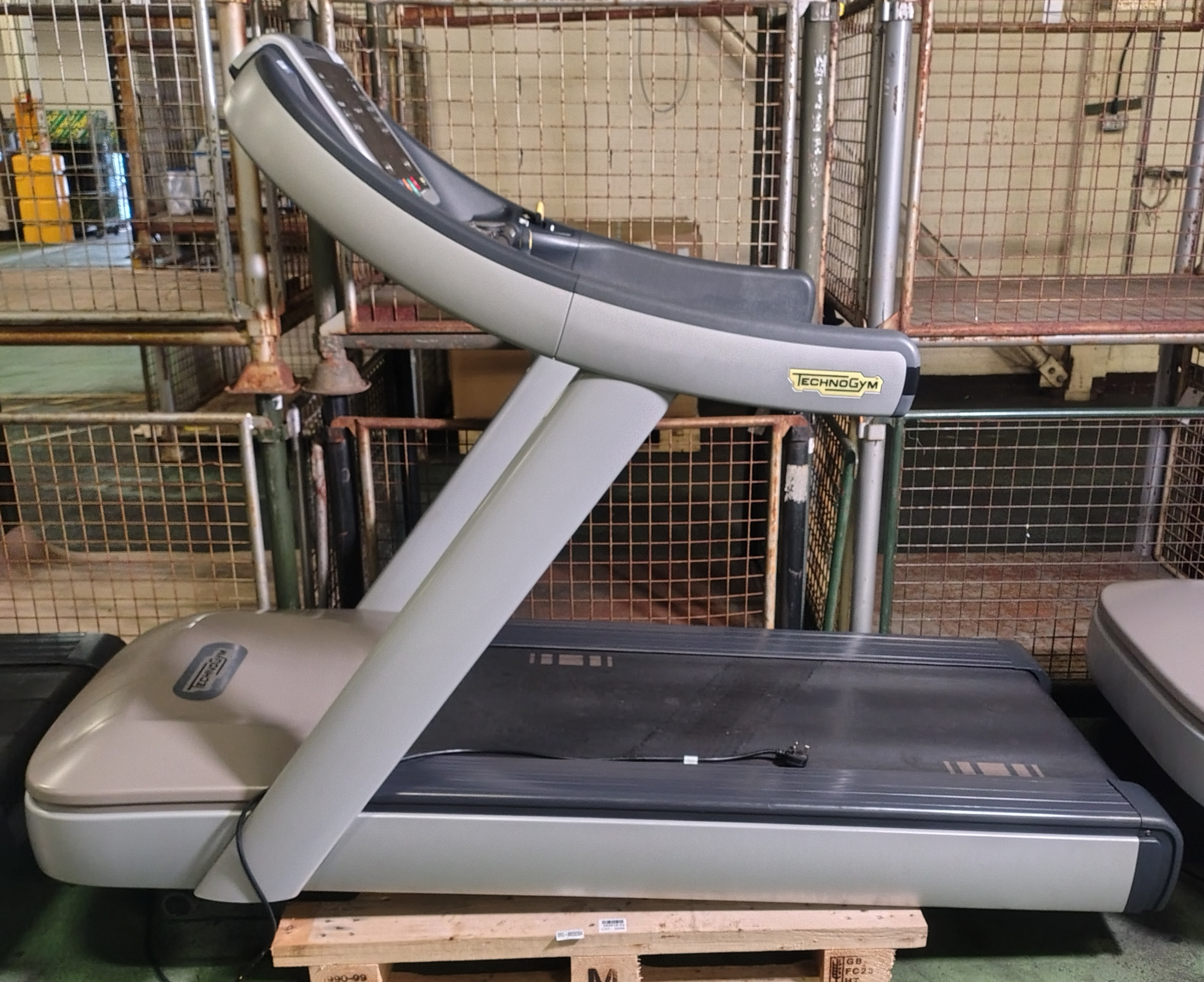 TechnoGym Run Now 700 treadmill - L 2180 x W 950 x H 1600mm - photo 1