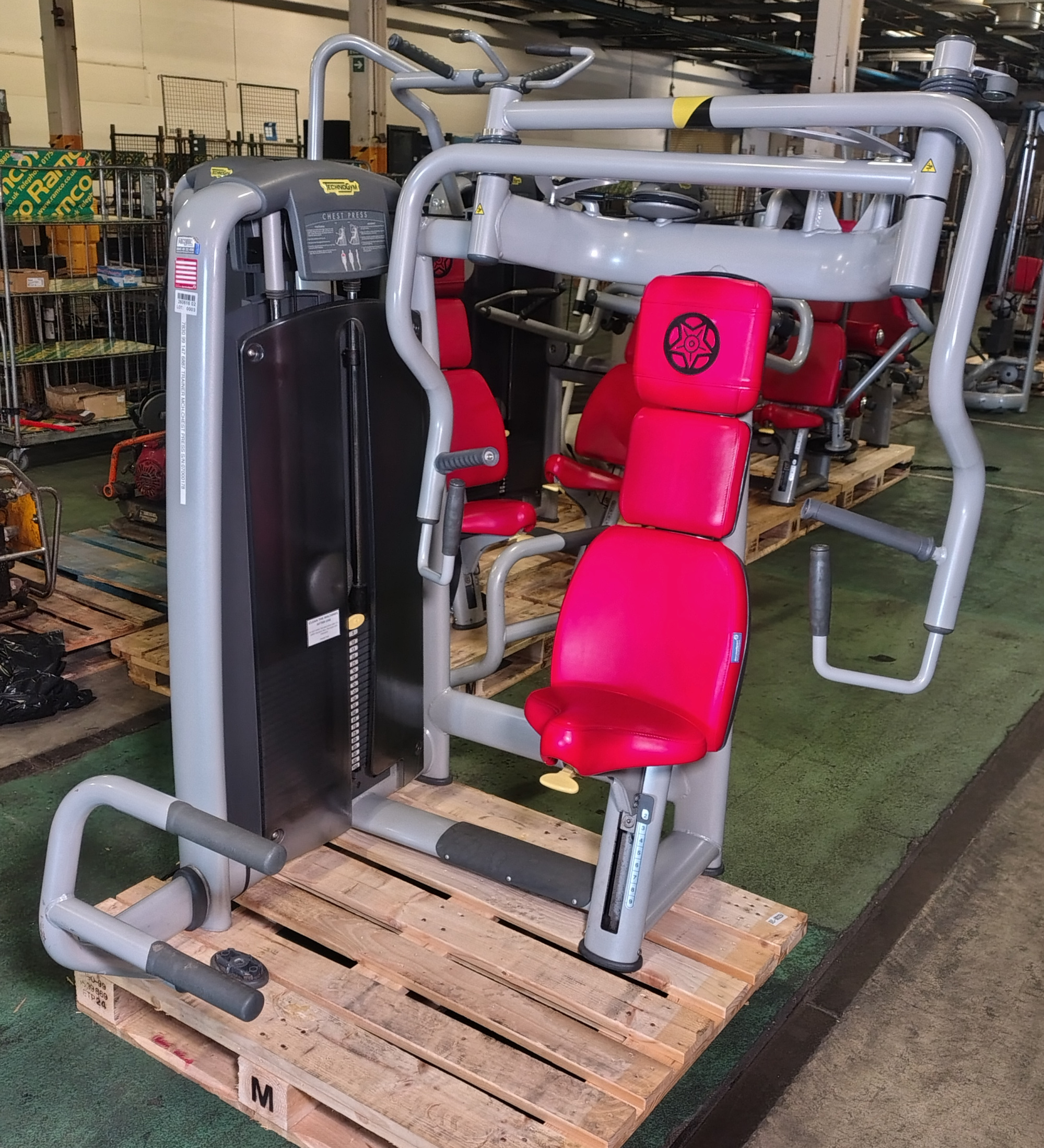 TechnoGym chest press exercise machine - weight stack: between 2.5kg and 100kg - photo 1
