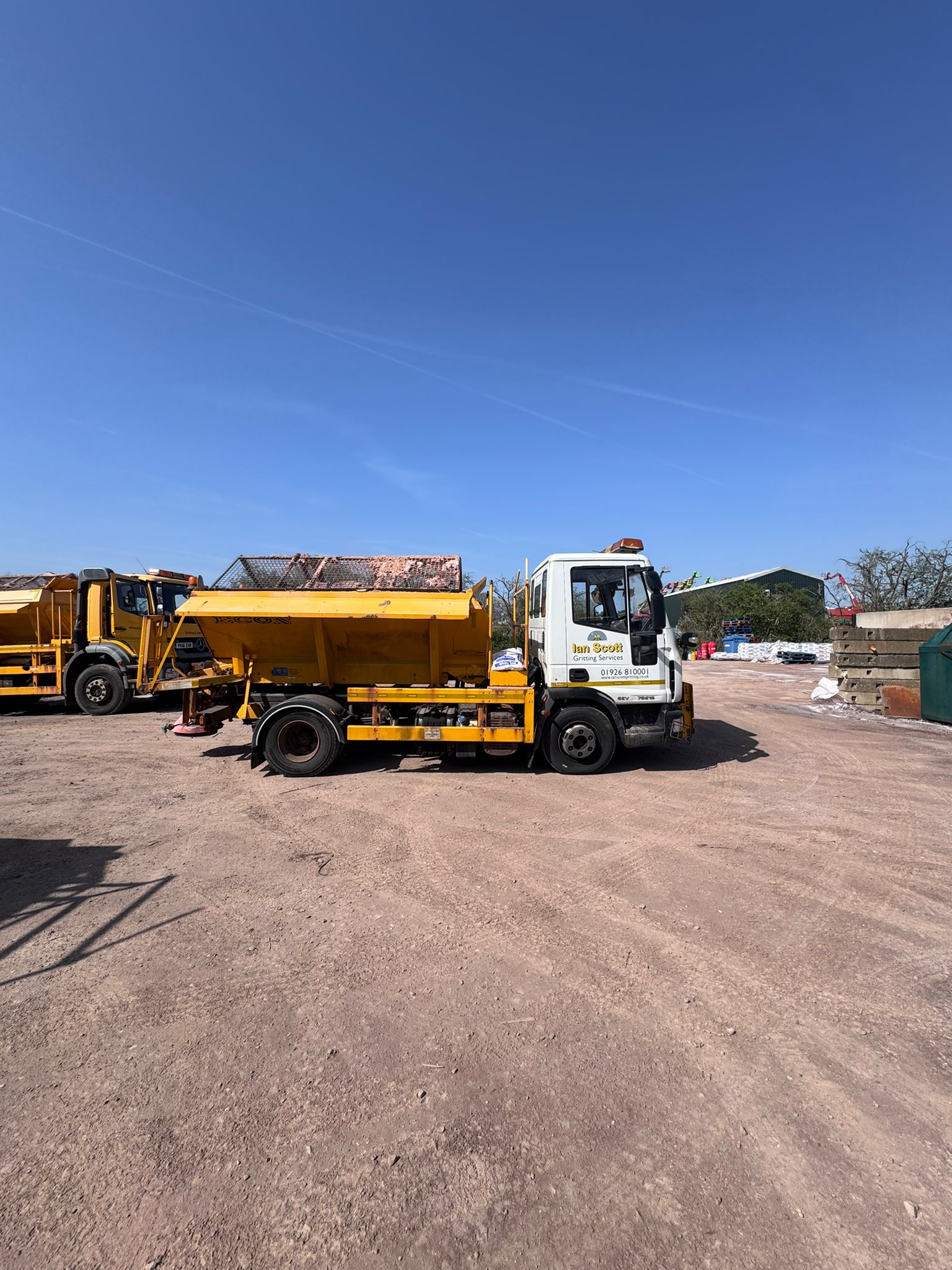 Iveco gritting lorry - registration YD64 MFK - current mileage 87000km - currently SORN — photo 1