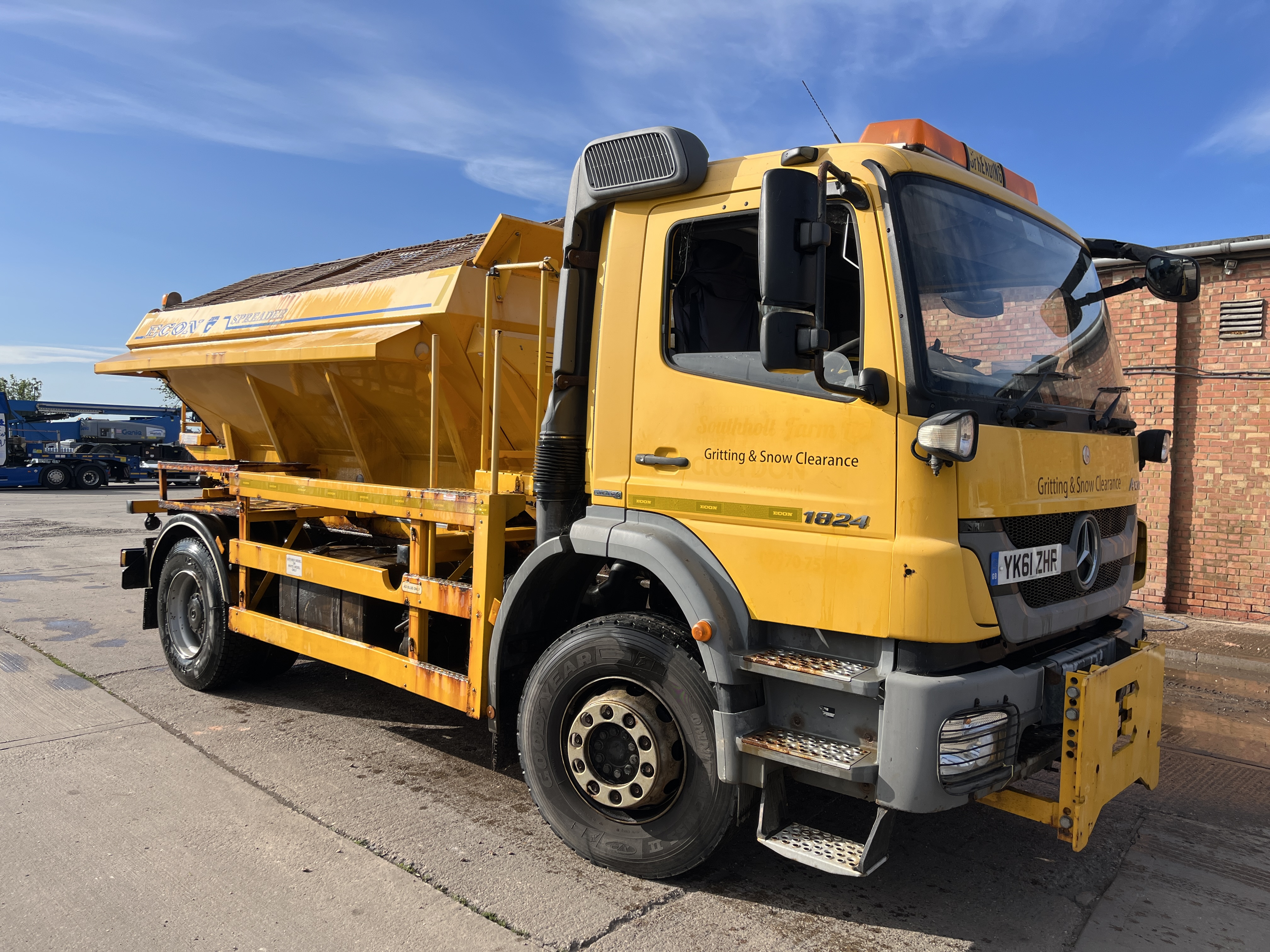 Mercedes-Benz 1824K gritting lorry - registration YK61 ZHR - current mileage 79832km — photo 1