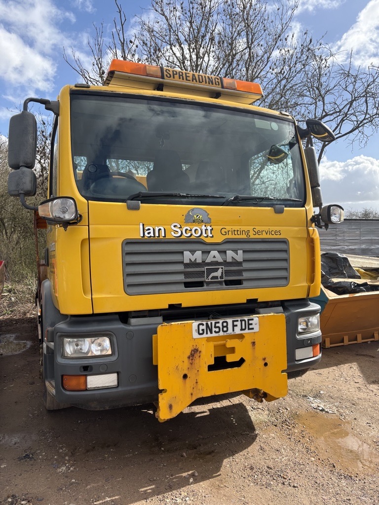 MAN 15.24 gritting lorry - registration GN58 FDE - current mileage unknown - see full details — photo 1
