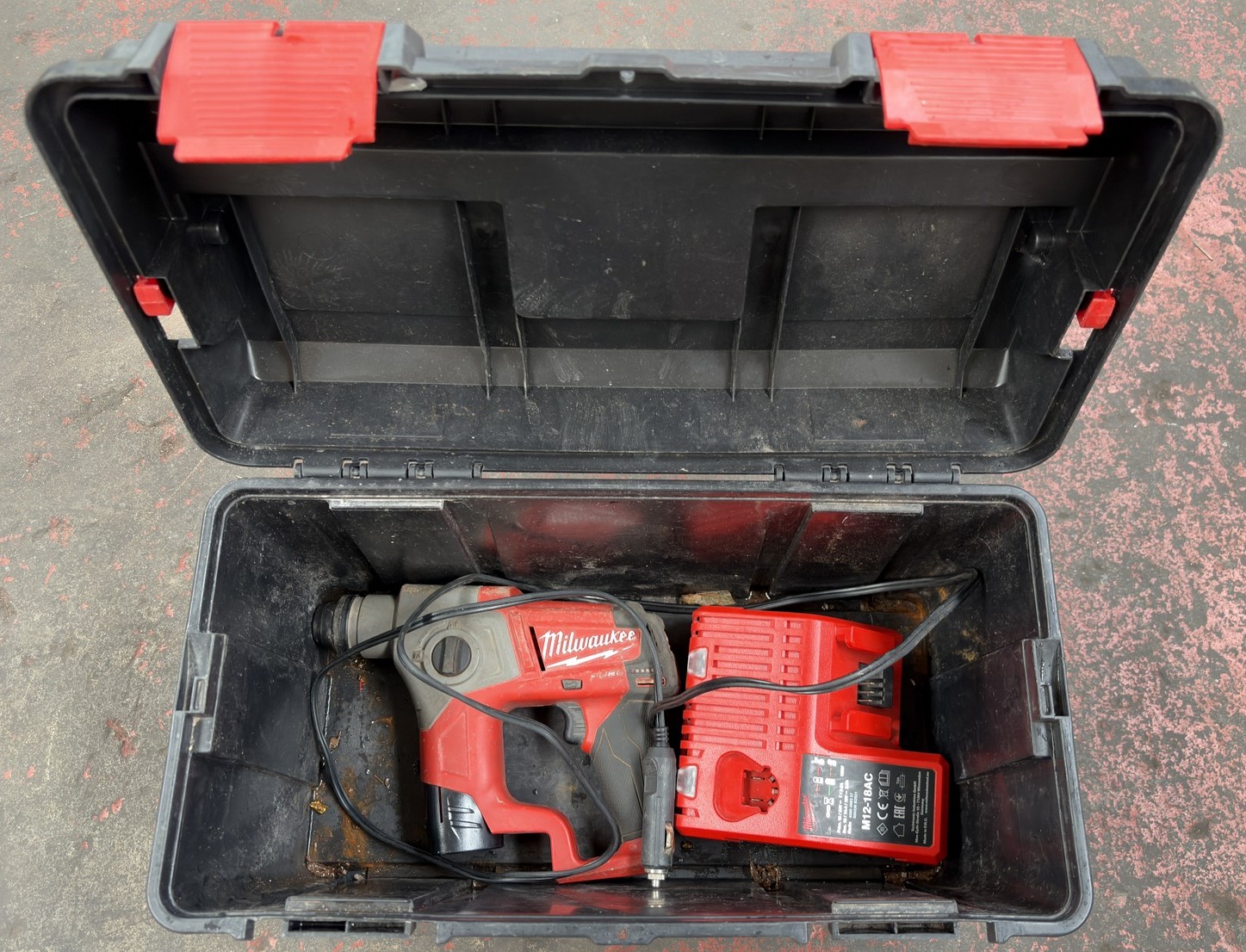 Milwaukee M12 CH 12v hammer drill c/w charger & battery in carry case - photo 1