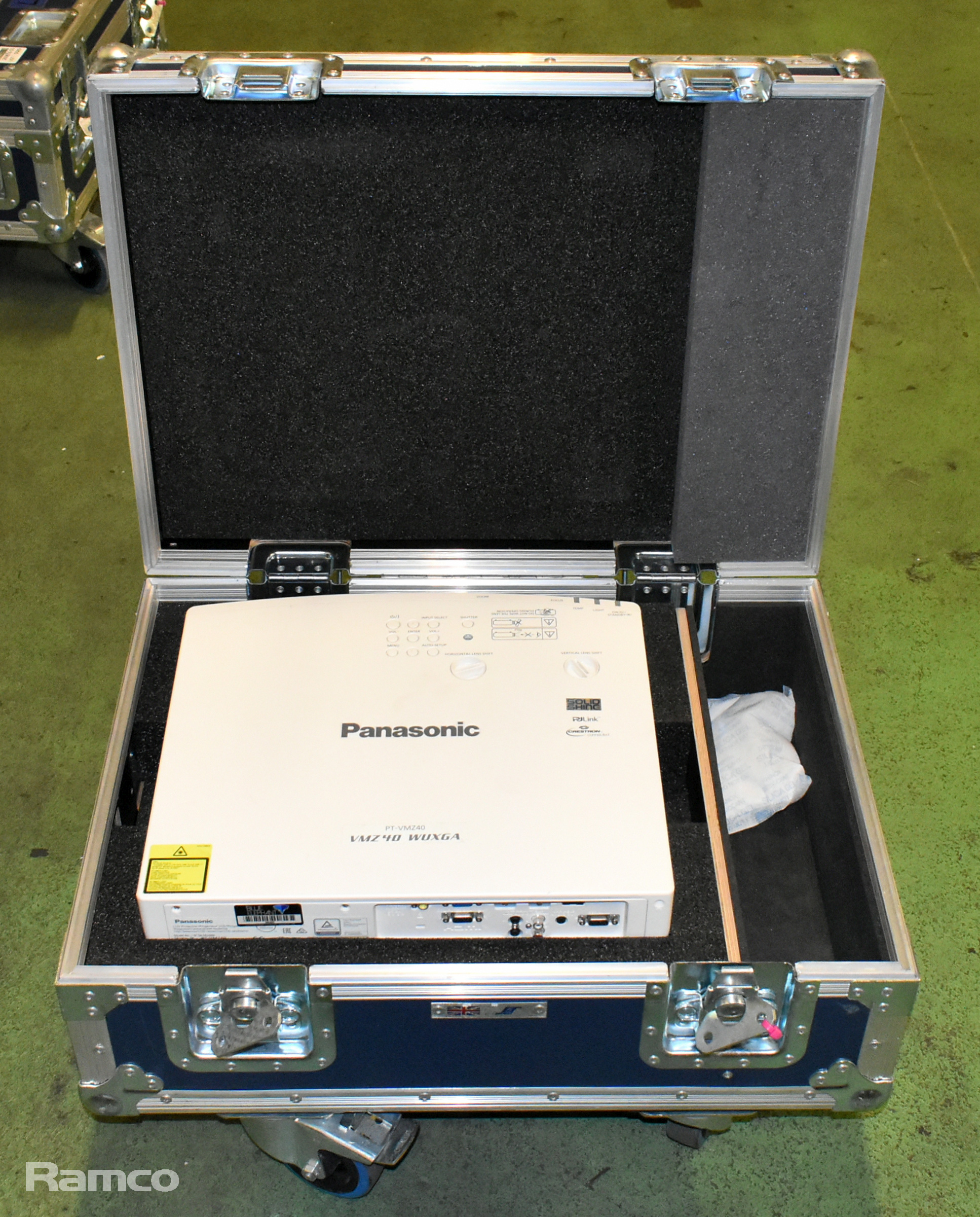 Panasonic PT-VMZ40 LCD projector in flight case - Serial No: DD0450045 - photo 1