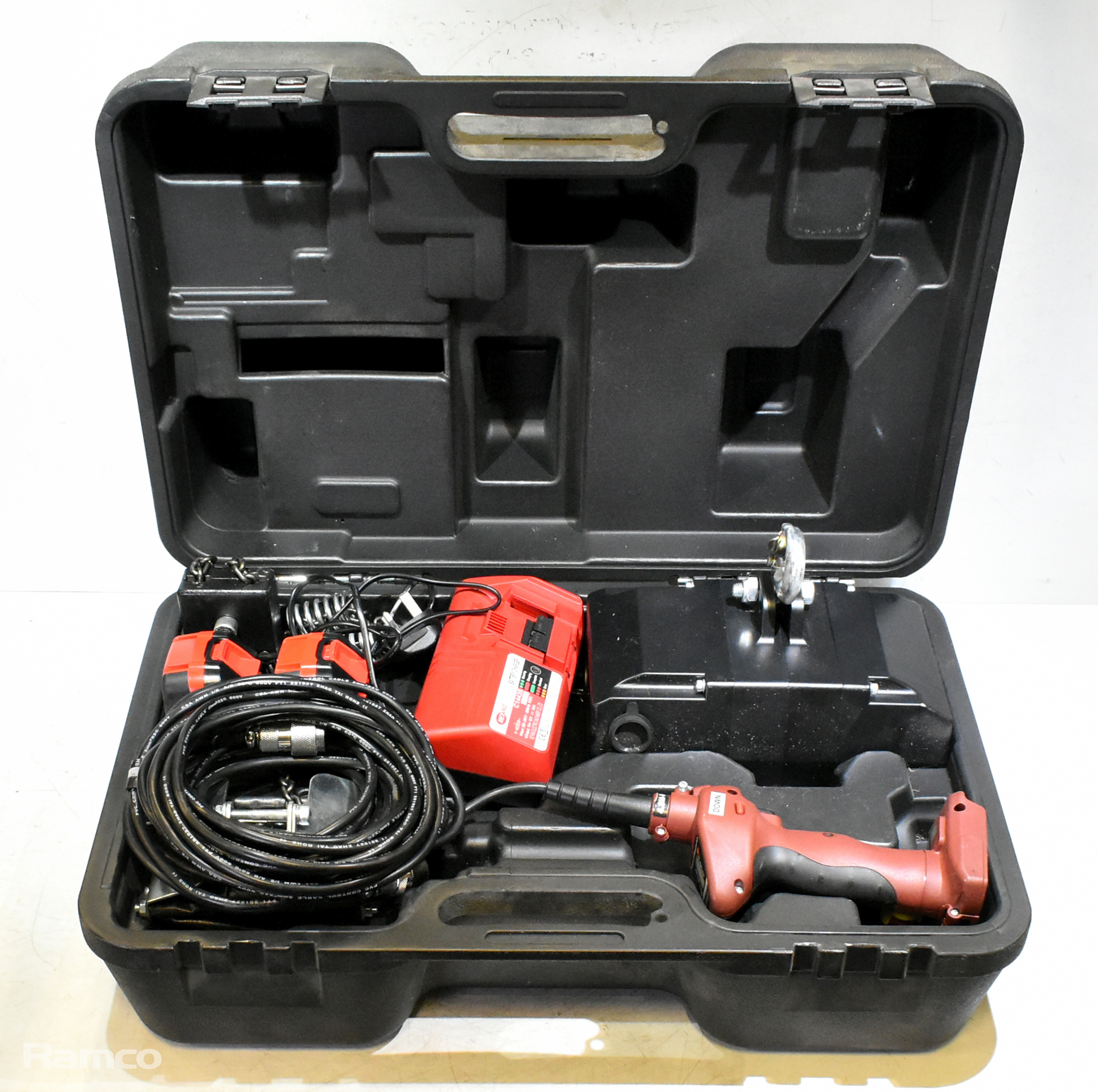 Road Crew 18V battery powered electric chain hoist in plastic storage case - working load: 500kg - photo 1