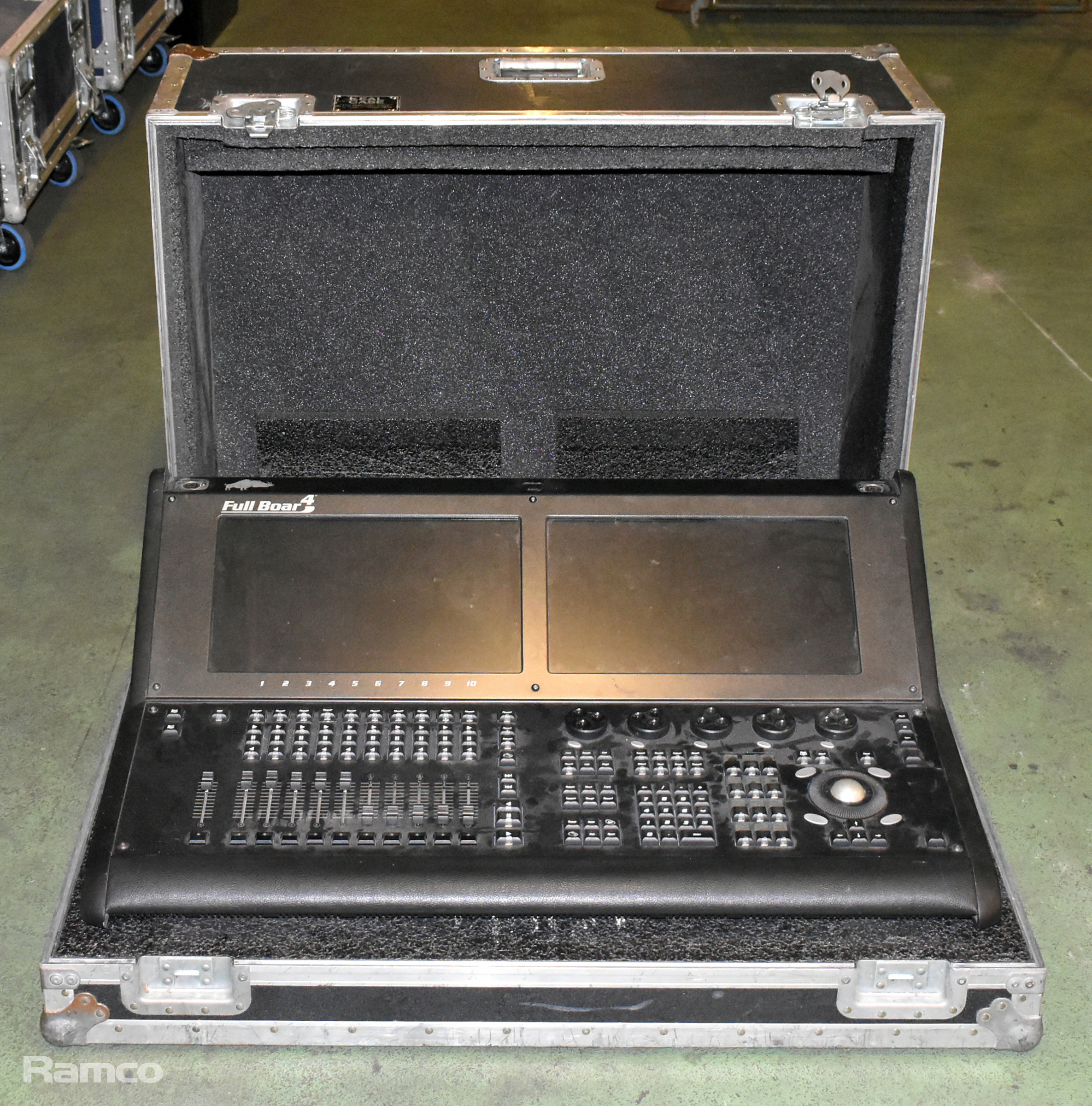Hog Full Boar 4 lighting desk console in flight case - Serial No: 5508413030197 - photo 1