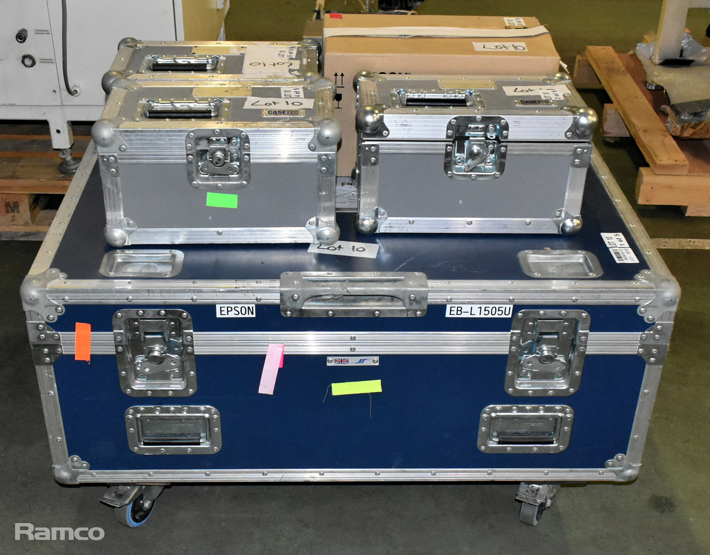Epson EB-L1505U LCD projector with premium frame in flight case & Epson lense - see desc. - photo 1