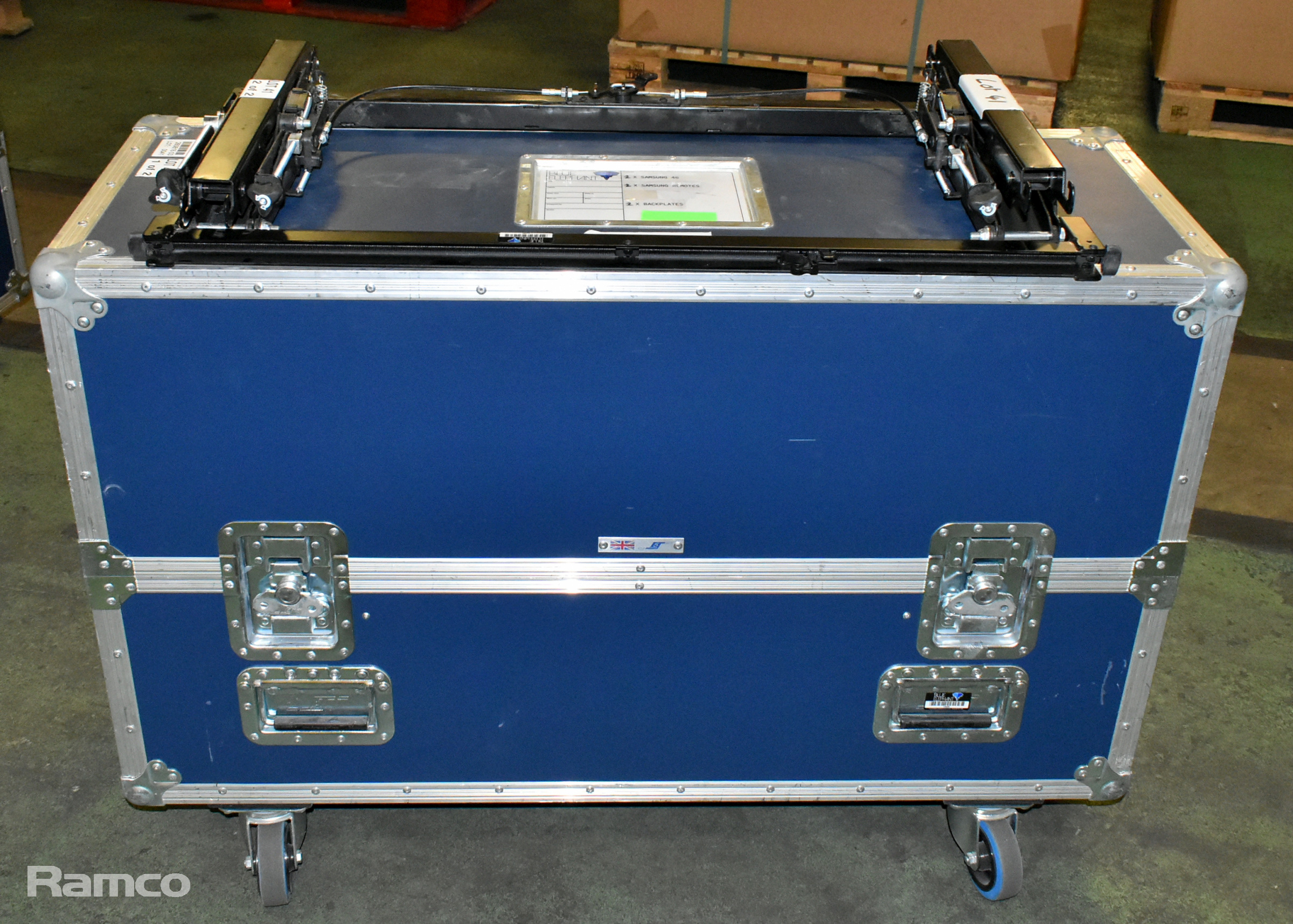 Samsung LH46UHFC 46 inch colour display unit in flight case with retractable wall bracket - photo 1