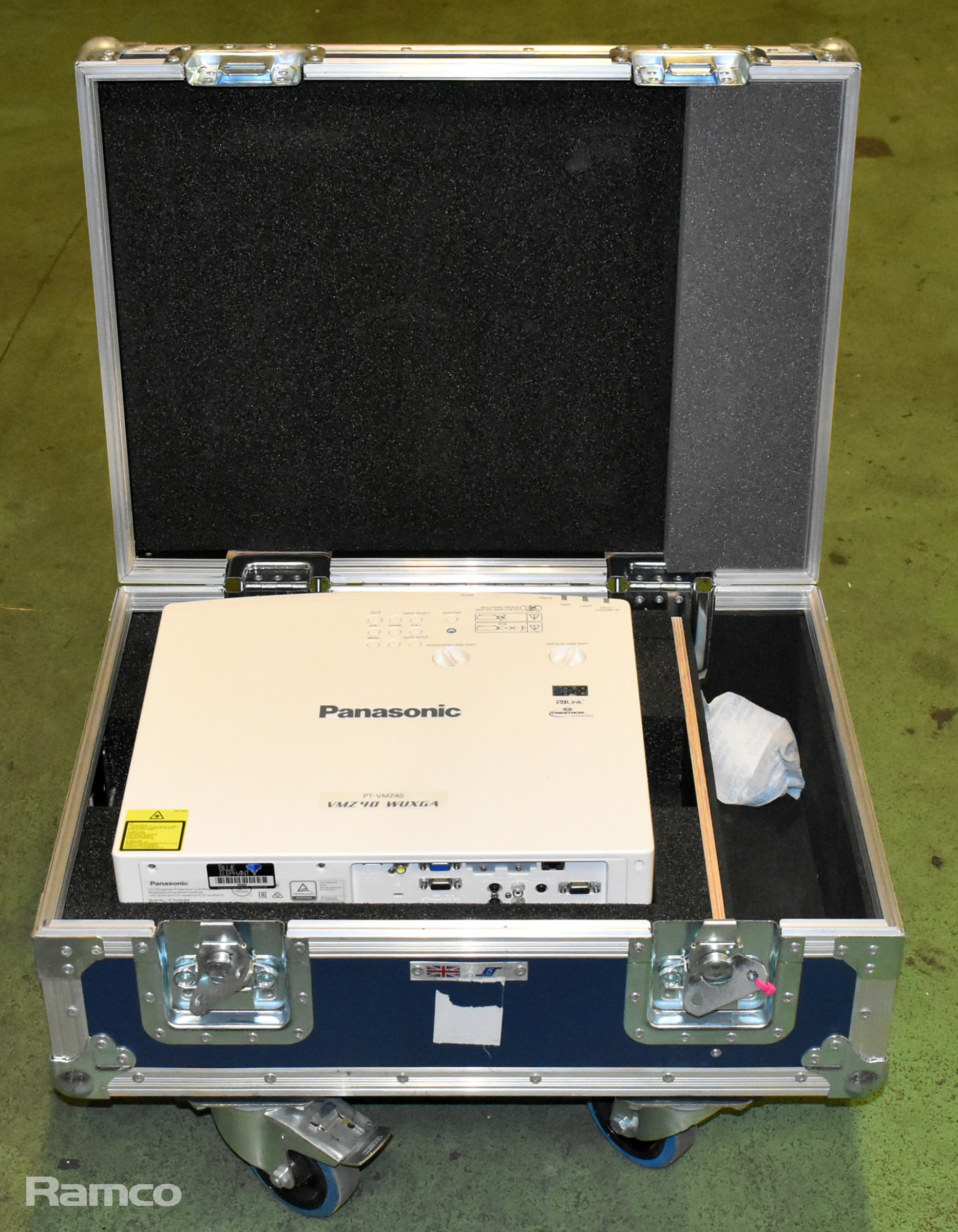 Panasonic PT-VMZ40 LCD projector in flight case - Serial No: DD1210049 - photo 1