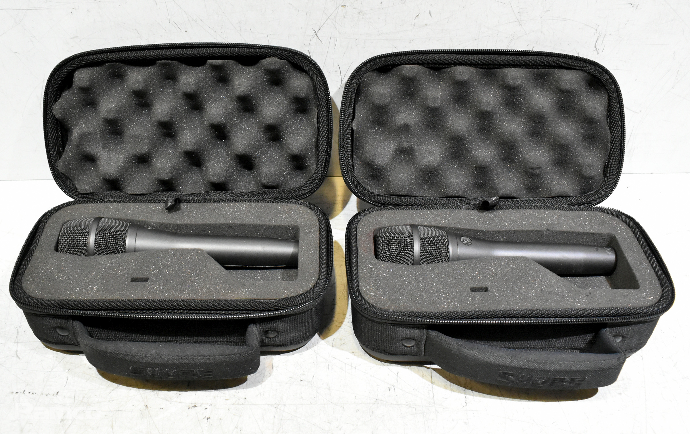 2x Shure KSM9 condenser vocal microphones in padded storage cases - photo 1