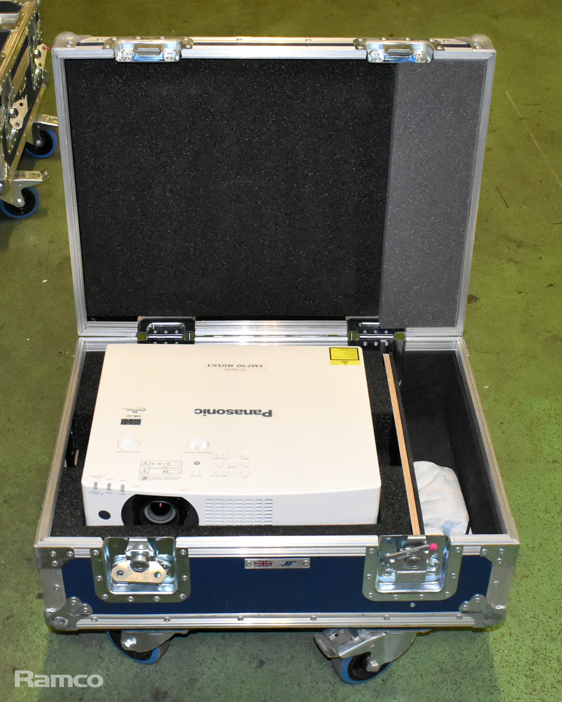 Panasonic PT-VMZ40 LCD projector in flight case - Serial No: DD1440027 - photo 1