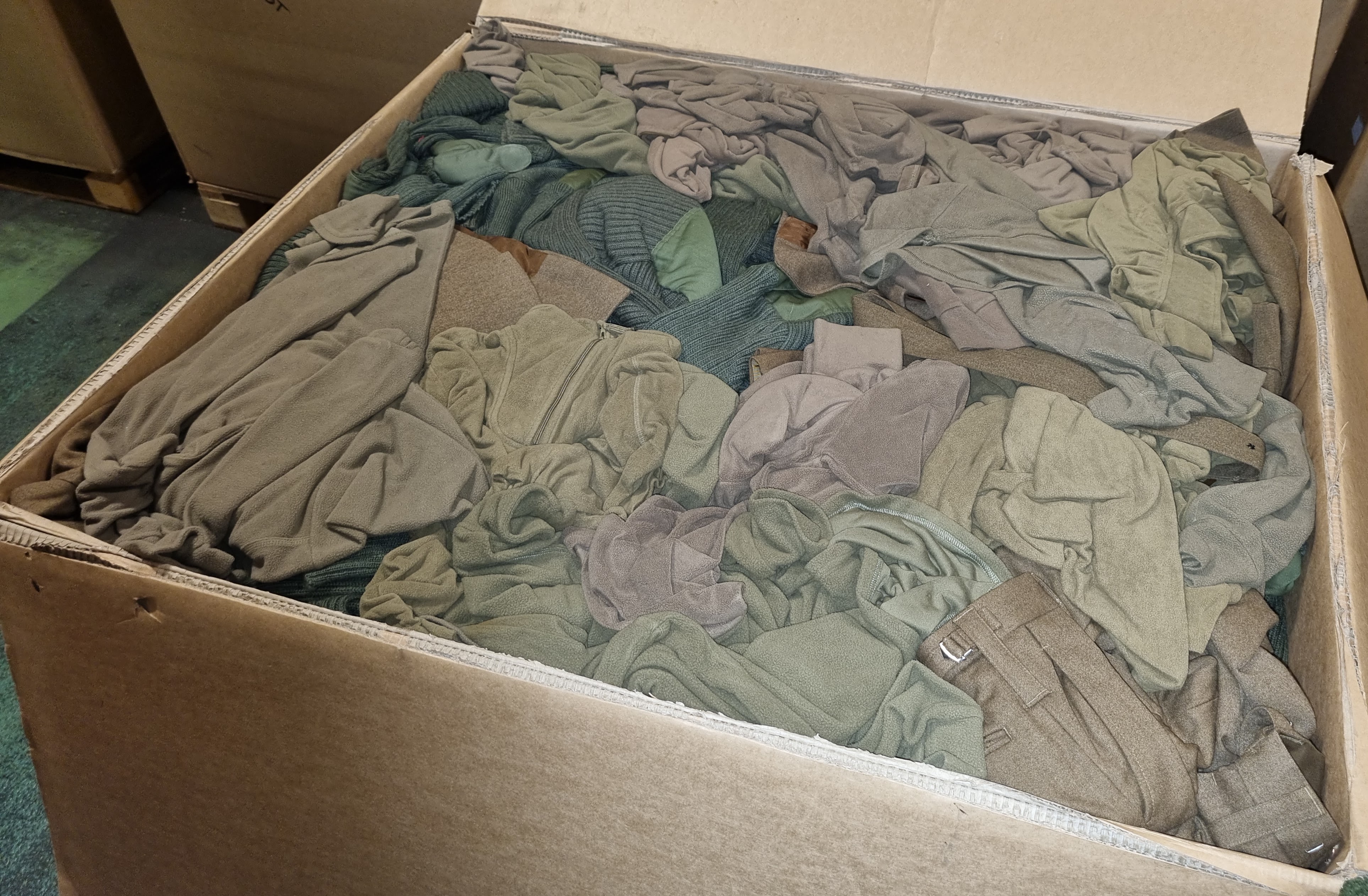 Various types of ex-military clothing - 154 kg - may require repair or be as spares - see pictures - photo 1