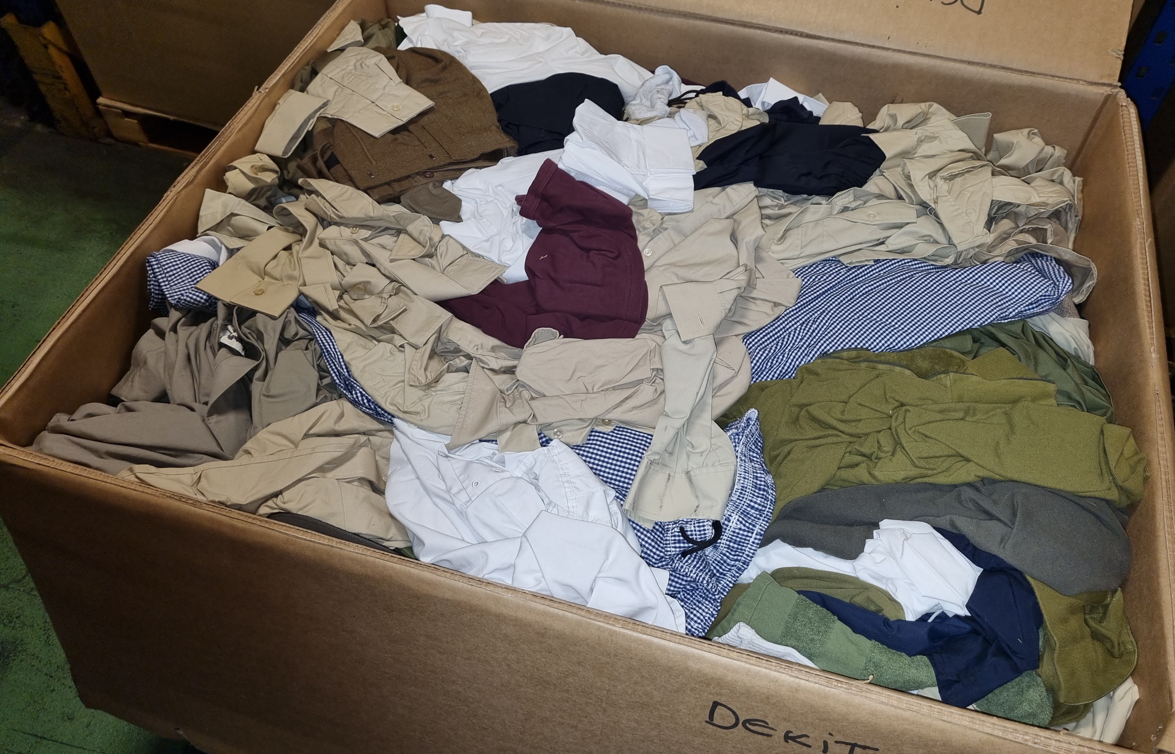 Various types of ex-military clothing - 145 kg - may require repair or be as spares - see pictures - photo 1