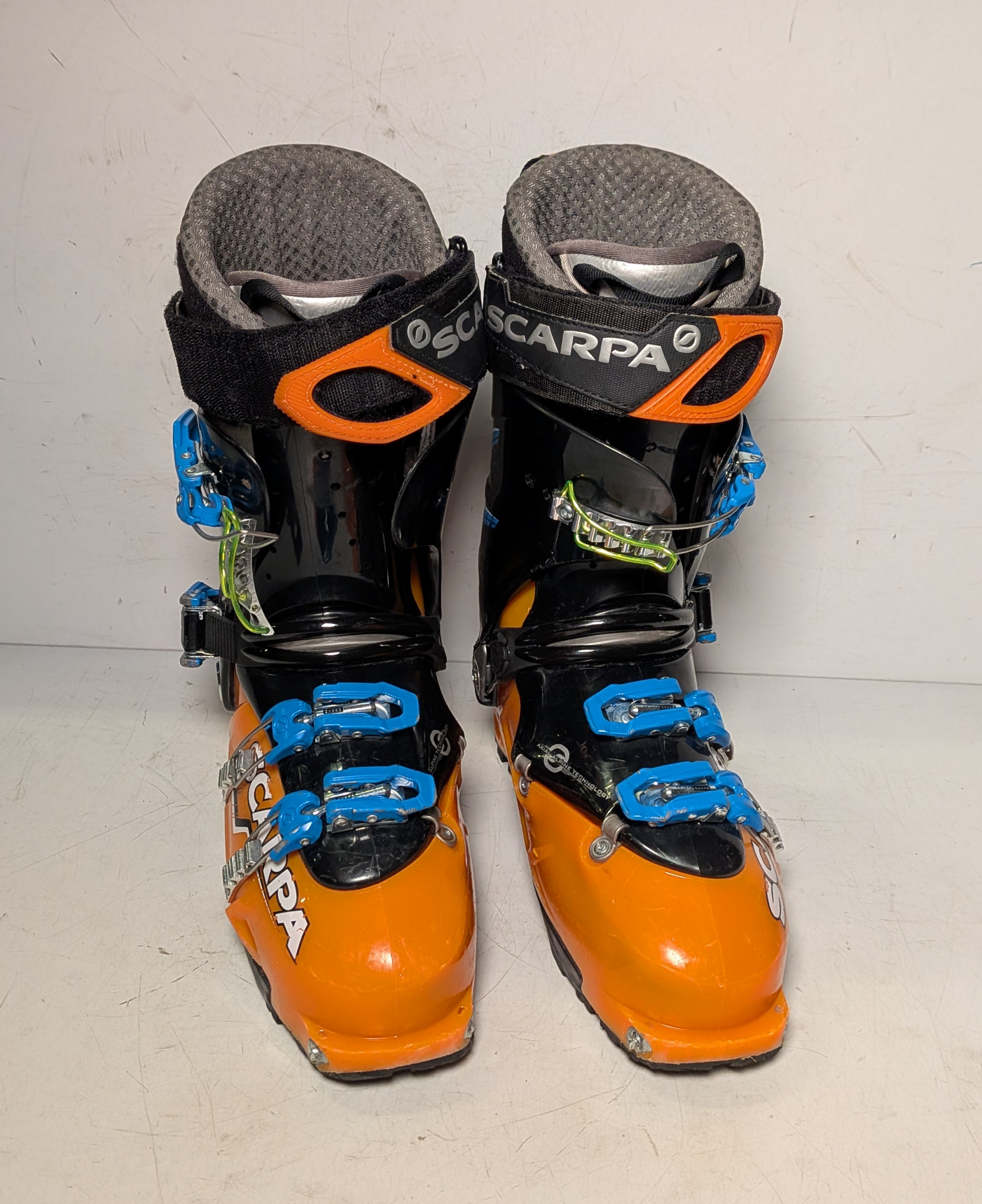 15x Paired ski boots - mixed styles and sizes - SPARES OR REPAIRS - photo 1