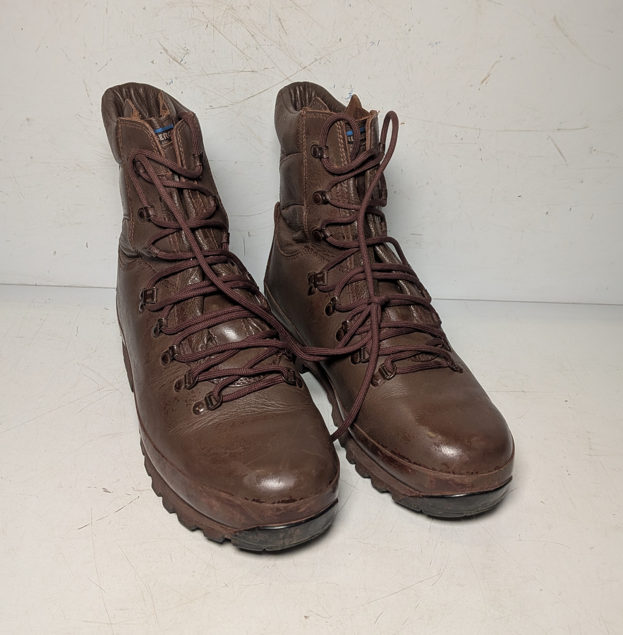 100x pairs of Grade 2 Various combat boots - may include Magnum, YDS, Haix - mixed sizes - photo 1