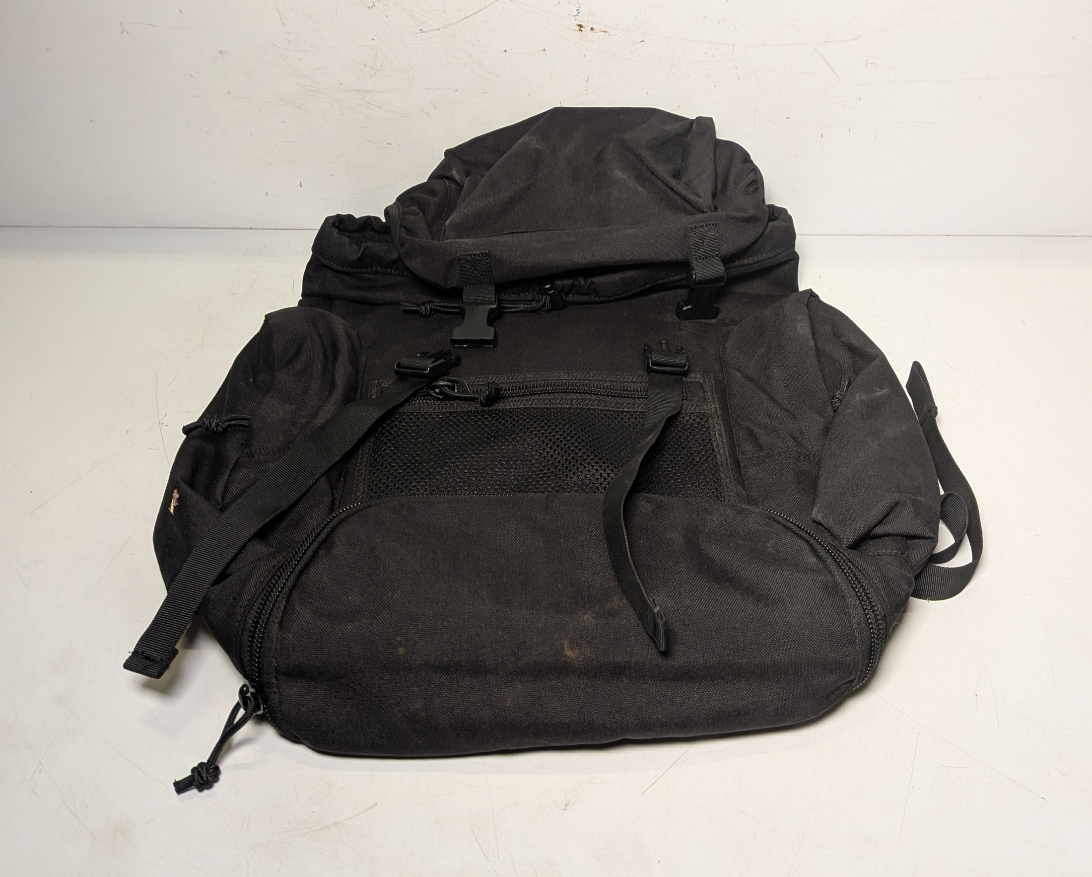 30x Field 30L black rucksacks - may be missing zipper pull tab - photo 1
