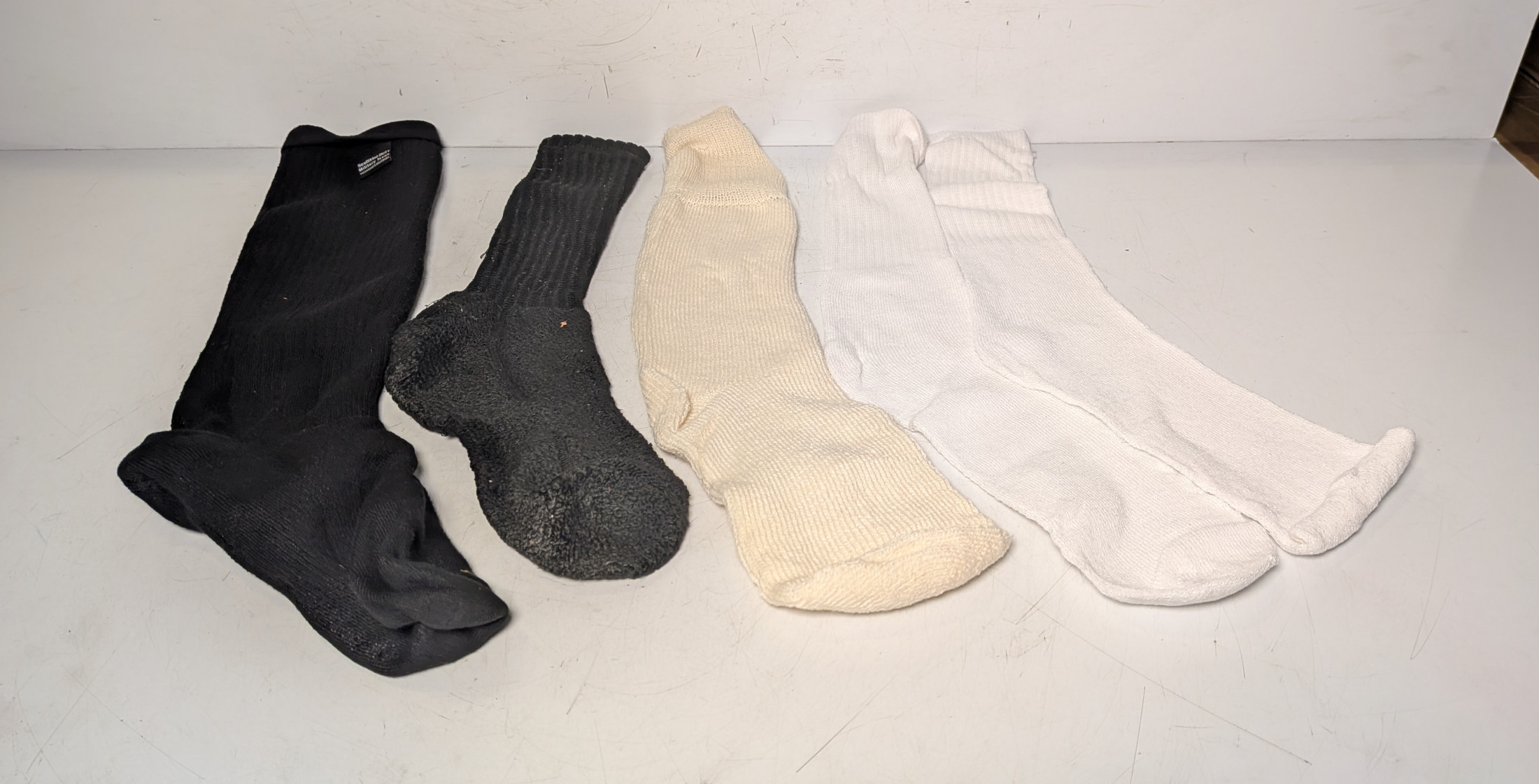 Various mixed socks - various sizes - paired & unpaired - unknown quantity - 182kg - photo 1