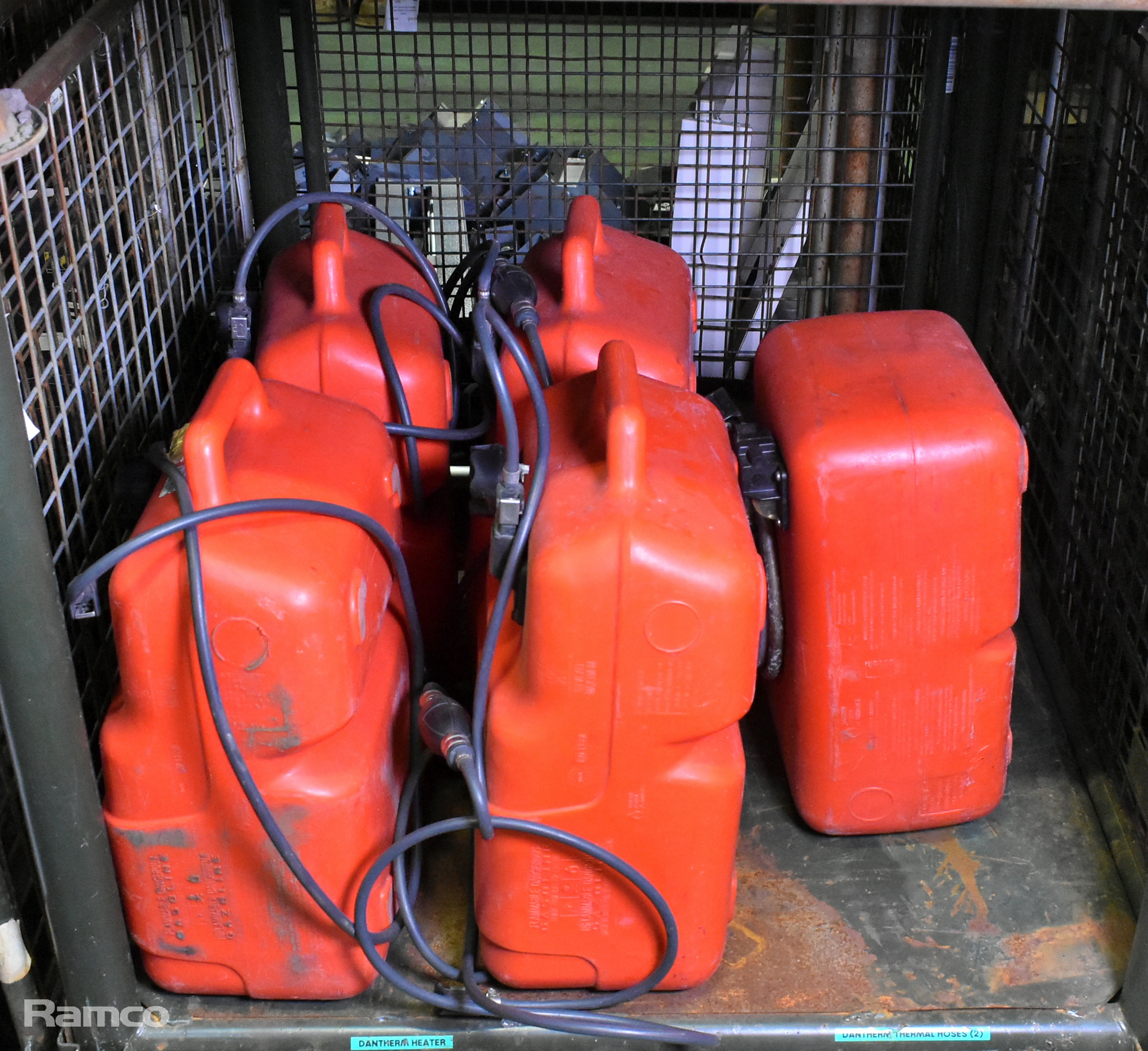 Workshop accessories - 5x red jerry cans and 2x hand floor pumps - photo 1