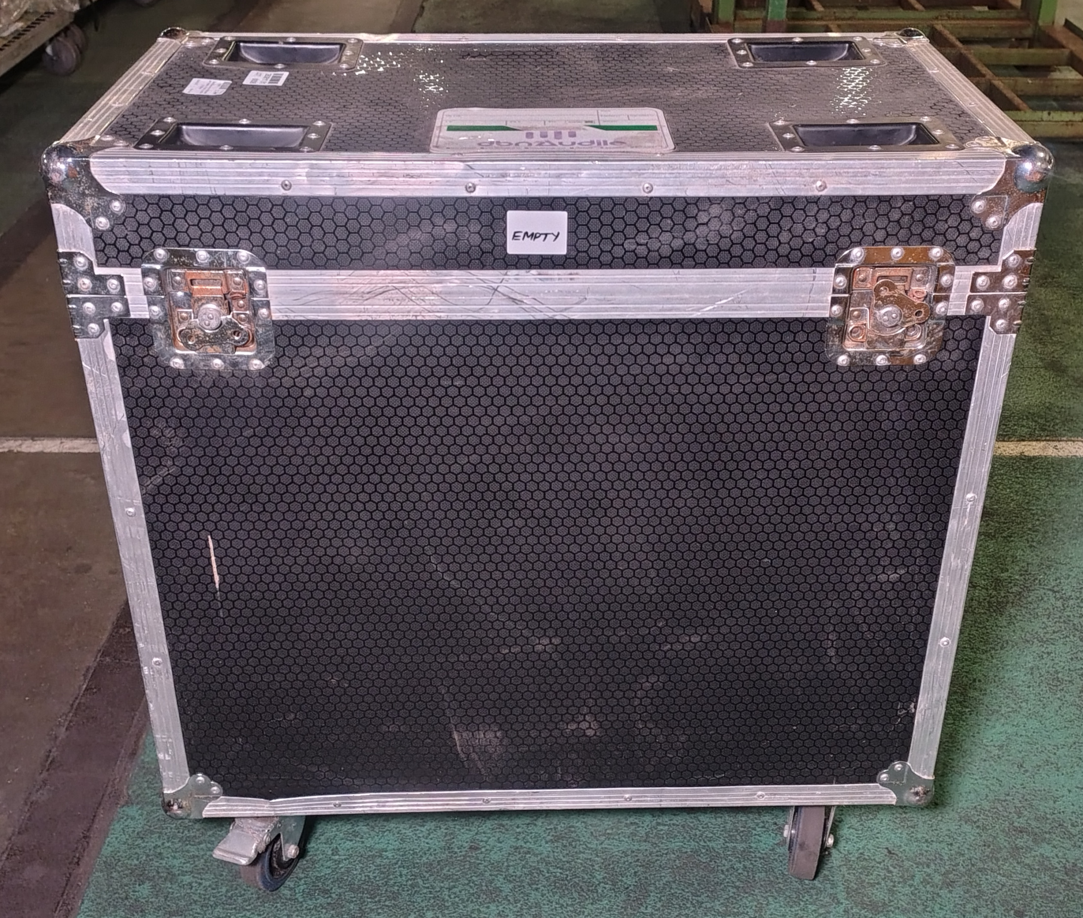Black/silver empty flightcase with wheels - W 840 x D 460 x H 870mm - photo 1