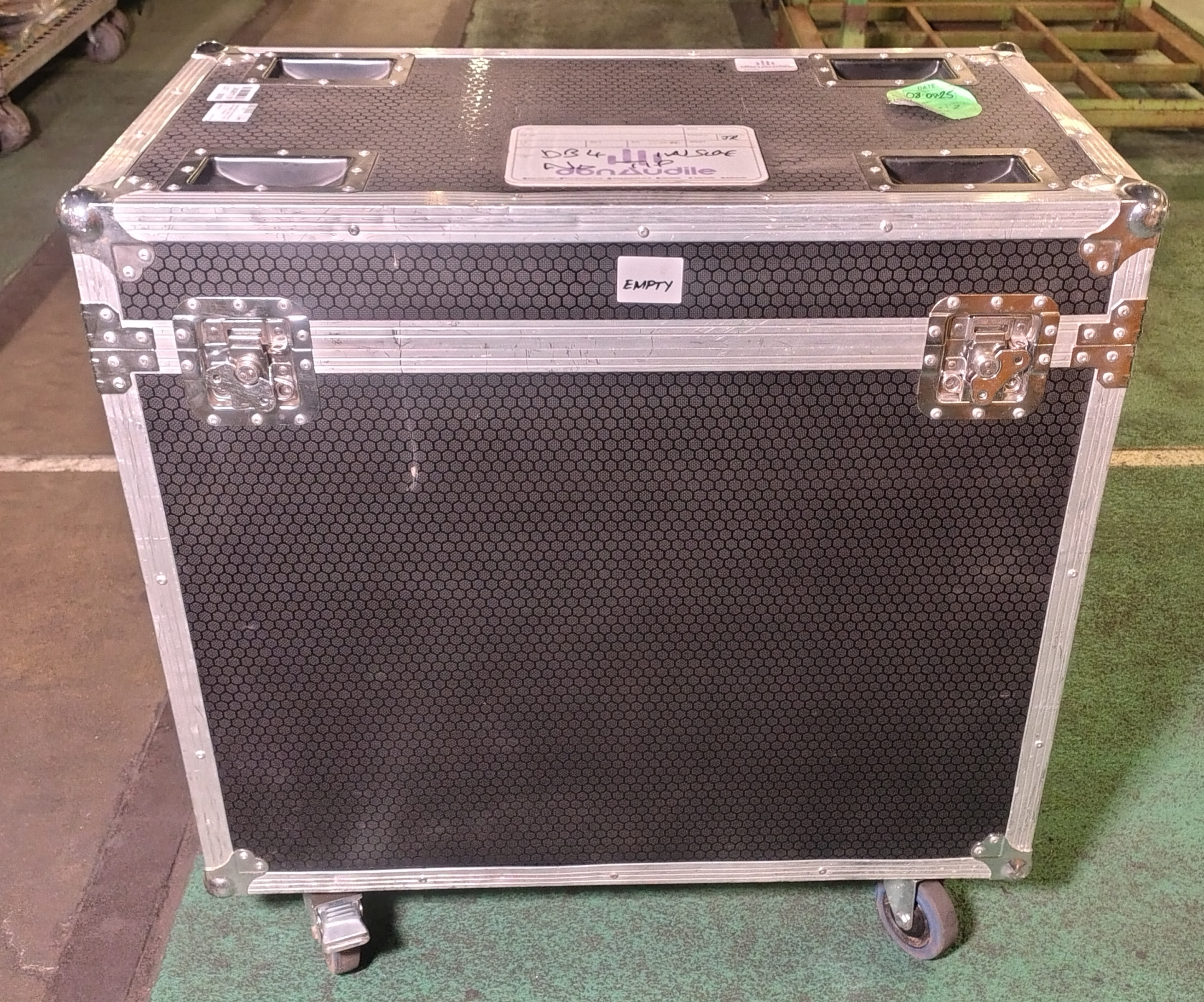 Black/silver empty flightcase with wheels - W 840 x D 460 x H 870mm - photo 1