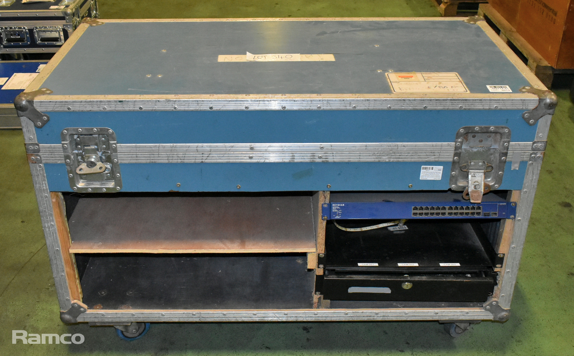 Mobile production flightcase with 2x HP monitors & Netgear Ethernet switch unit – see desc. for info - photo 1