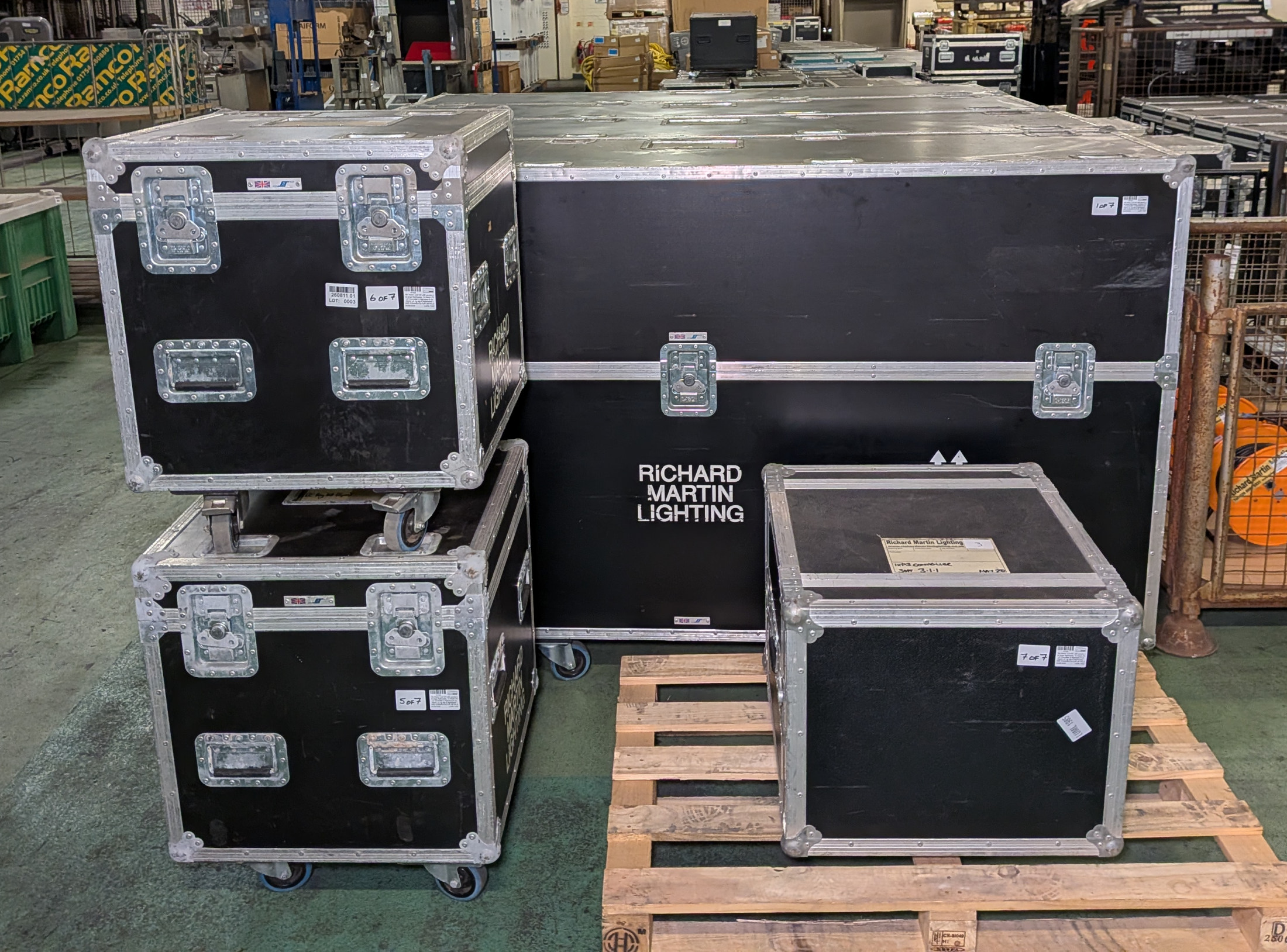 16x Martin LC2140 LED panels, 1x Martin P3 LC Controller in flightcase & 2x Martin LC rig kits - photo 1