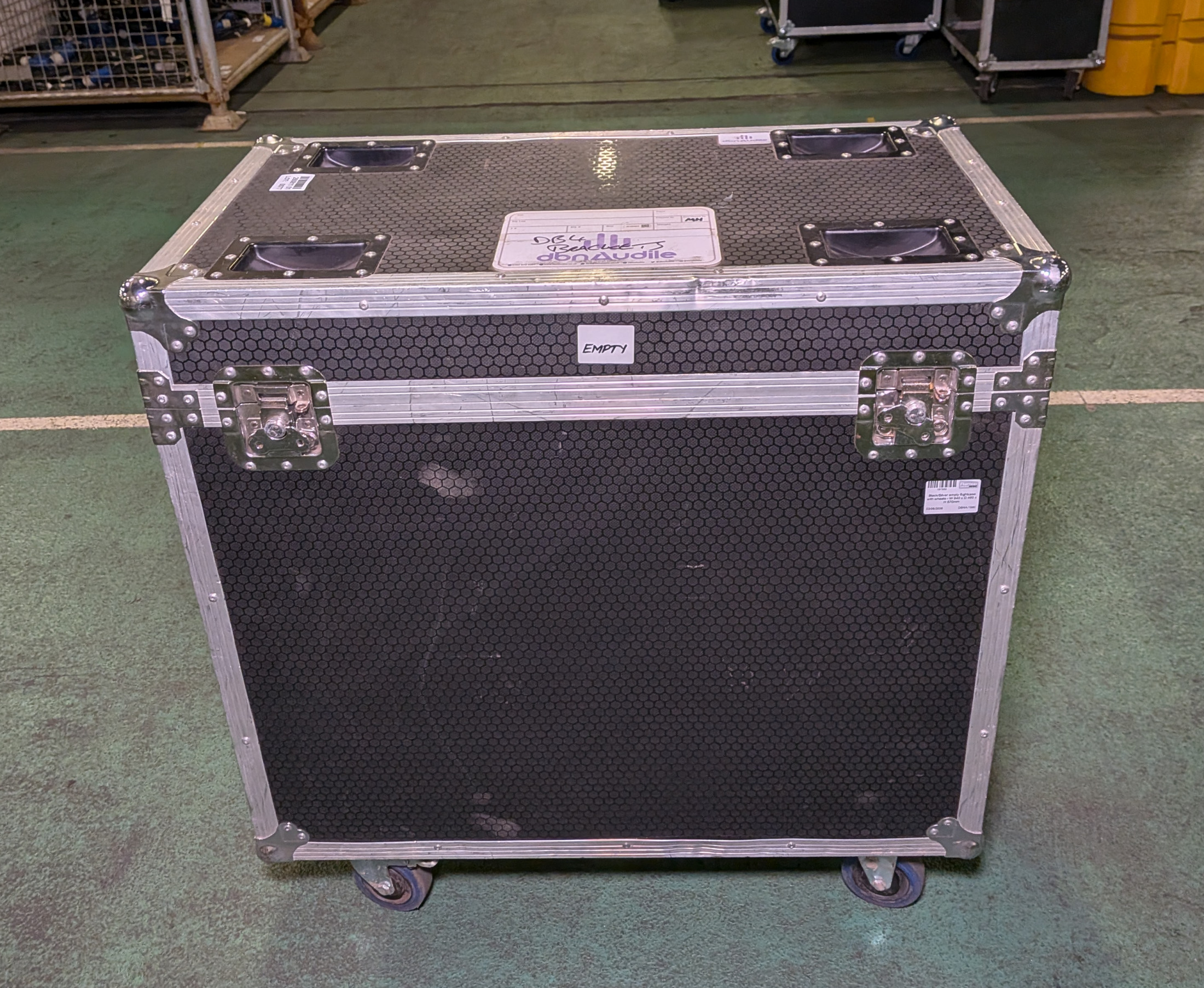 Black/Silver empty flightcase with wheels - W 840 x D 460 x H 870mm - photo 1