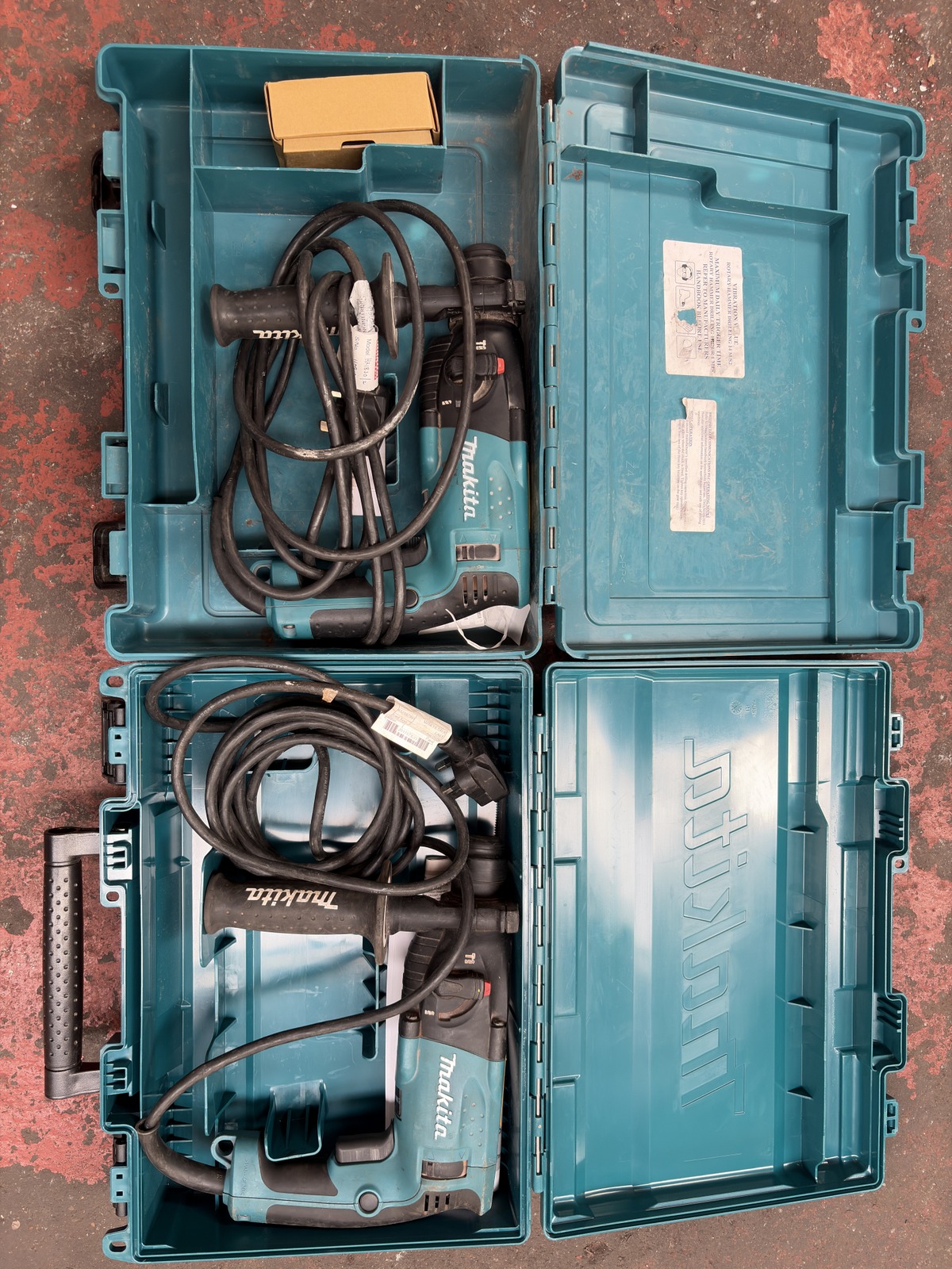 2x Makita HR1830 240V hammer drill c/w carry case - photo 1