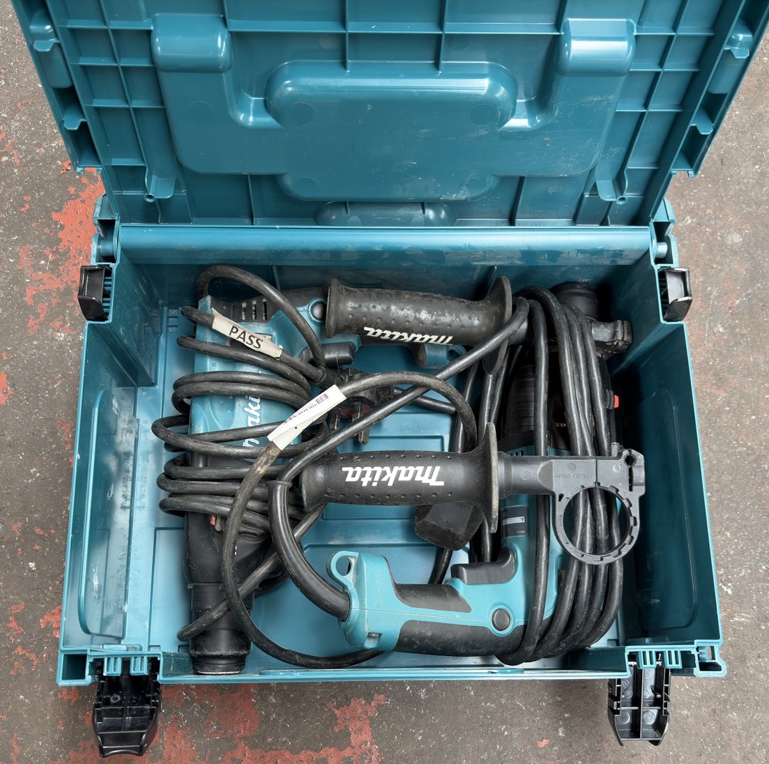 2x Makita HR1830 240V hammer drill c/w carry case - photo 1