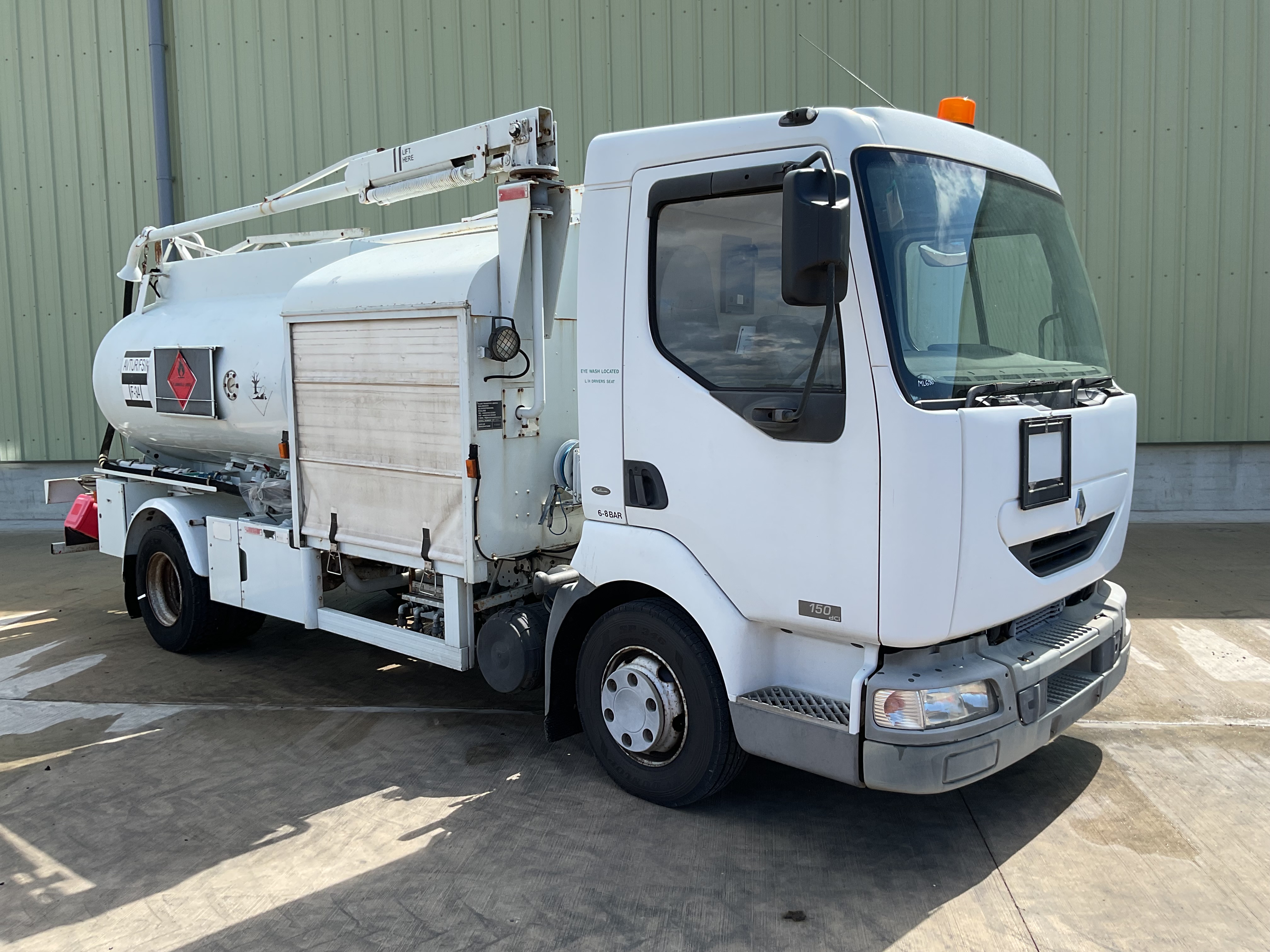 Renault Midliner 5000L Aircraft Refueller with overhead boom Etc only 712 hrs, Direct from UK MOD - photo 1