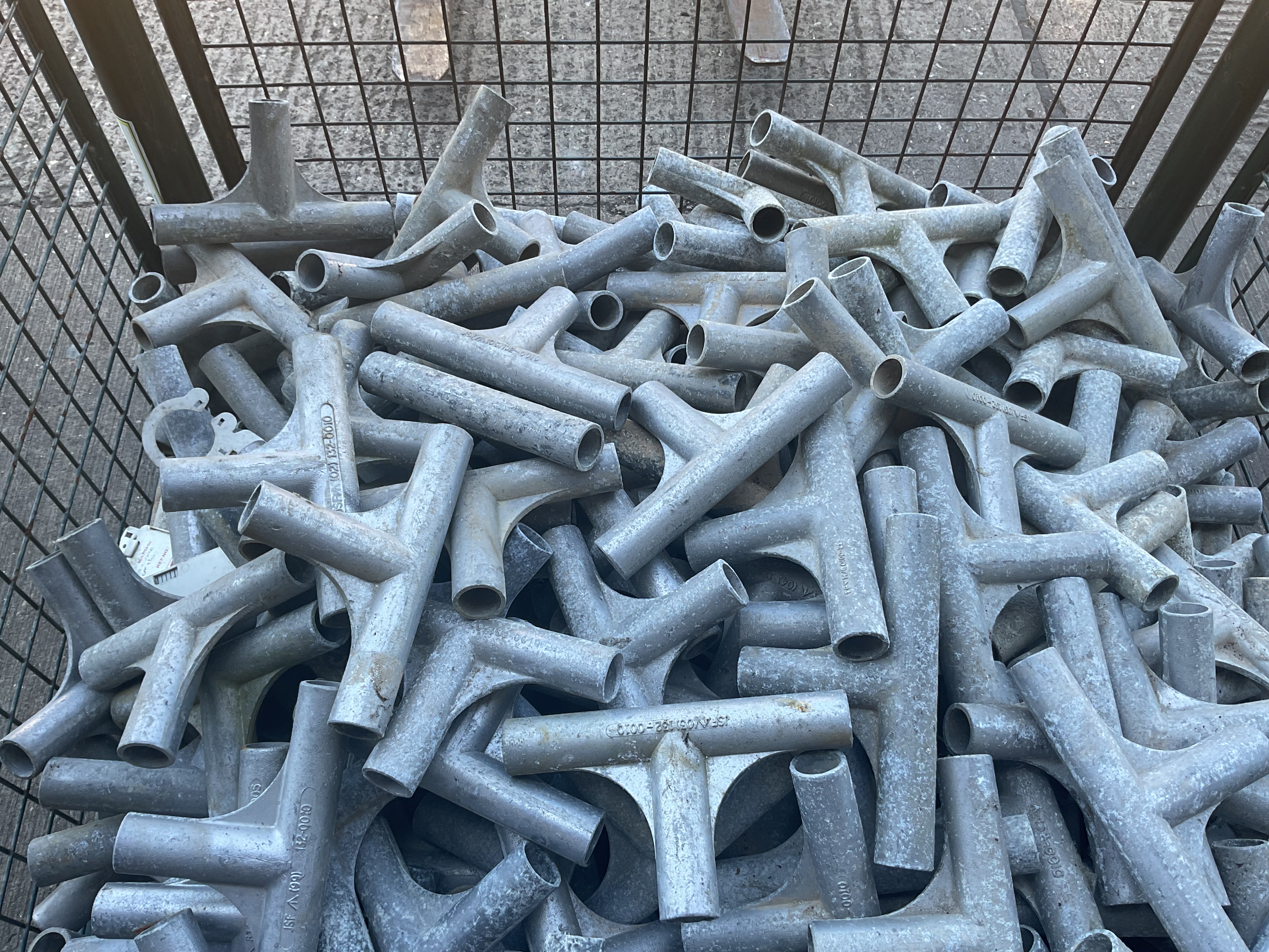 1x Stillage of Aluminium British Army Tent Fittings, from MOD (Quantity Uncounted) - photo 1