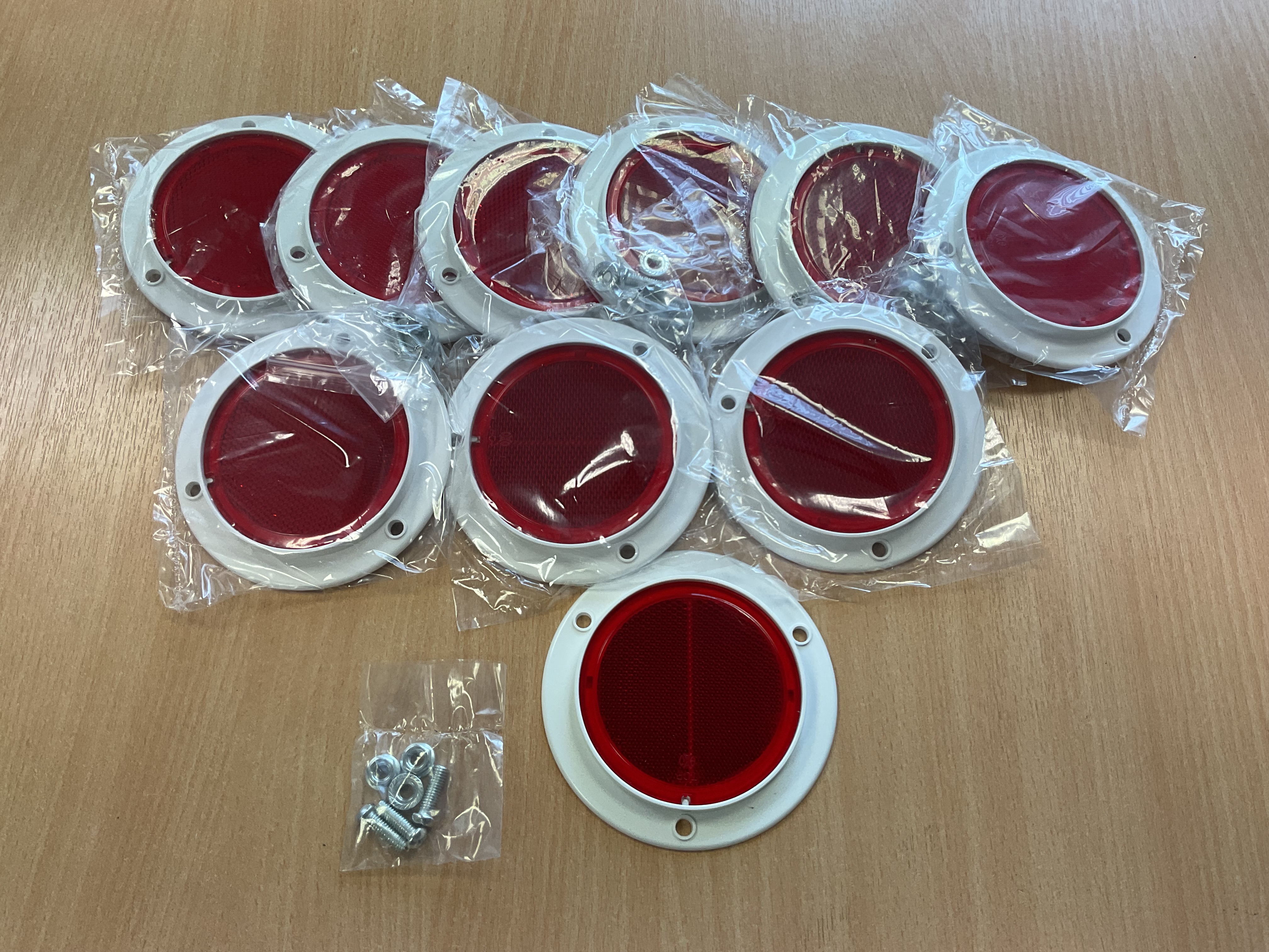 10x New Unissued Red Reflectors for Vehicles etc c/w Screws - photo 1