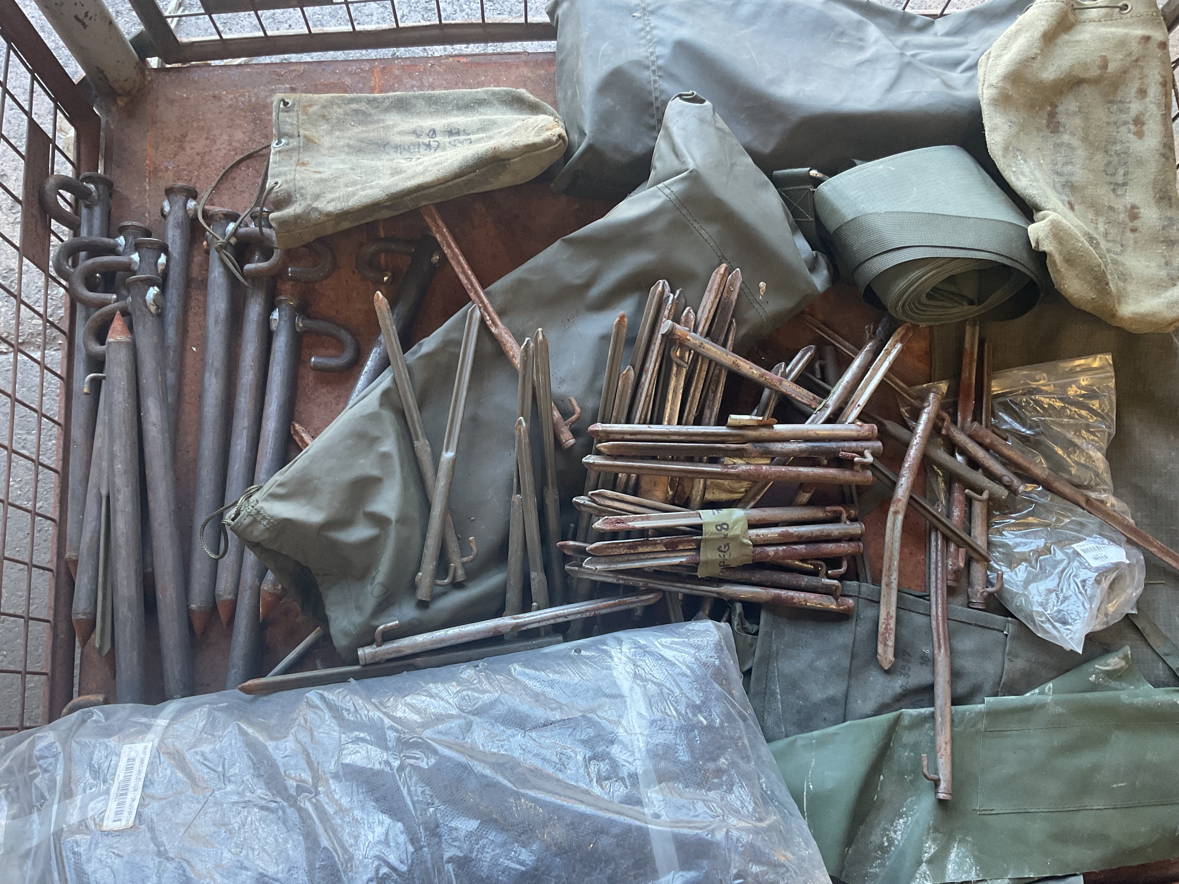 1x Stillage of British Army Tent Pegs etc - photo 1