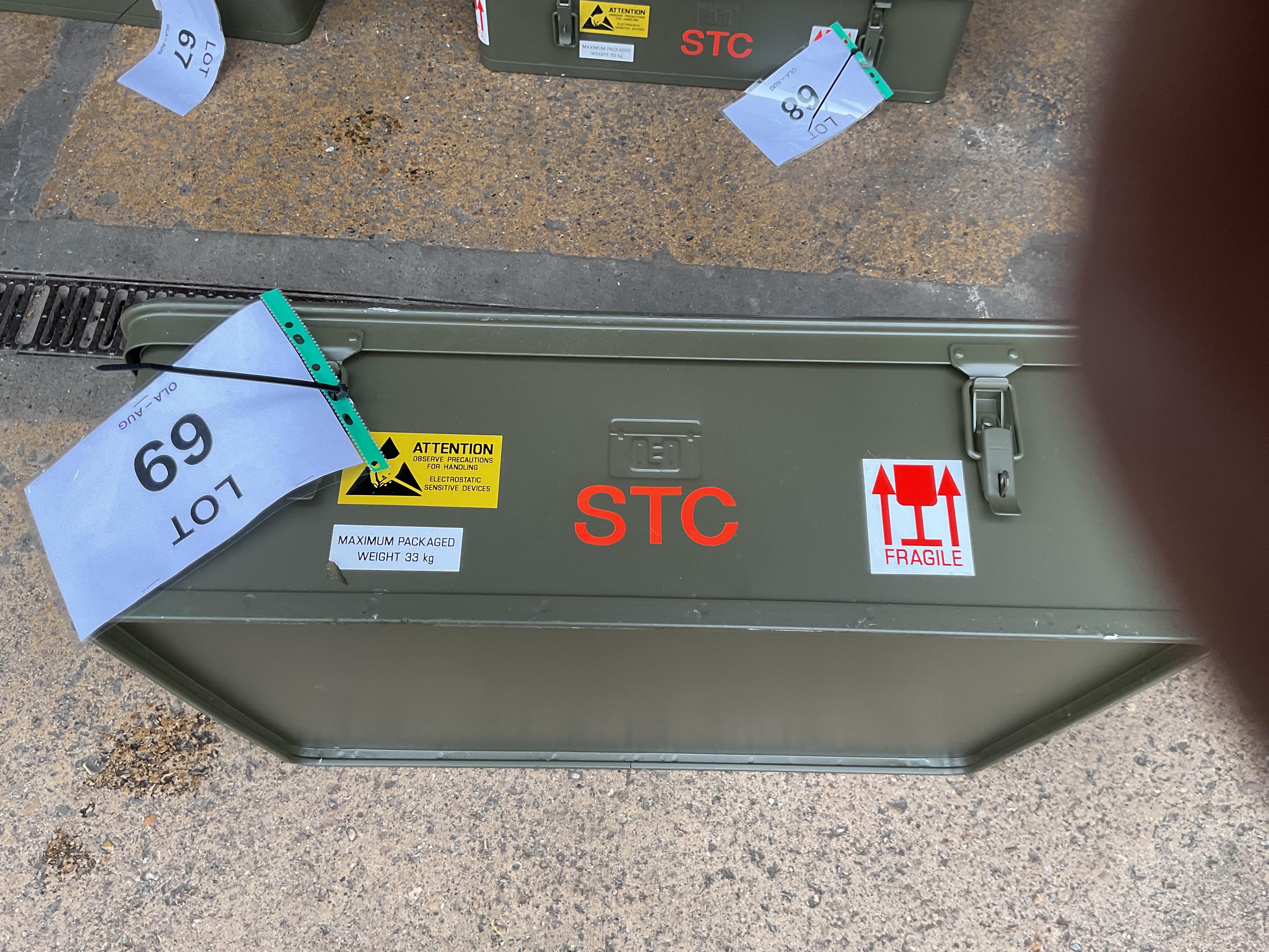 Unissued STC Aluminium Water Proof Stackable Transit Case, from MOD - photo 1