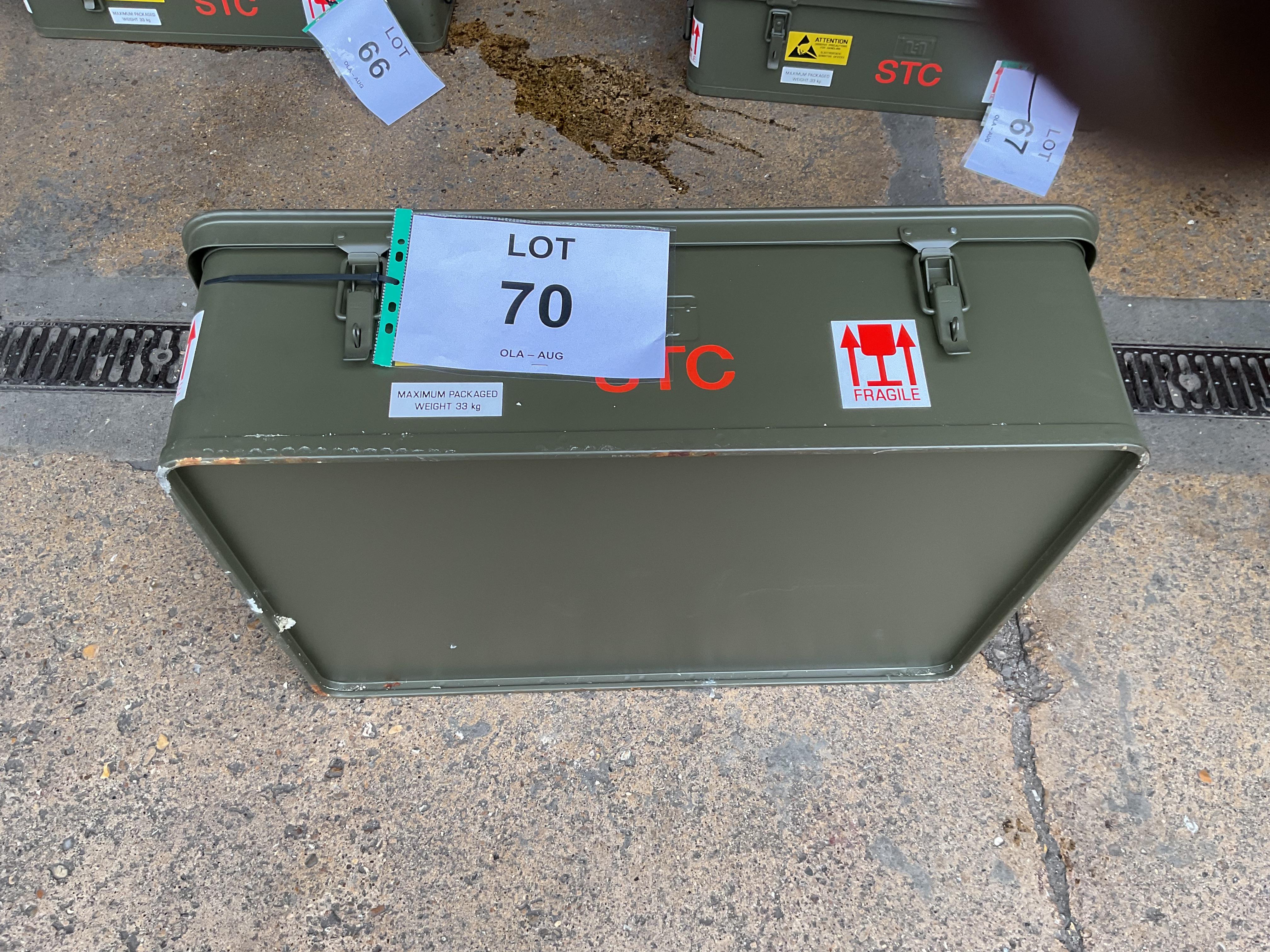 Unissued STC Aluminium Water Proof Stackable Transit Case, from MOD - photo 1