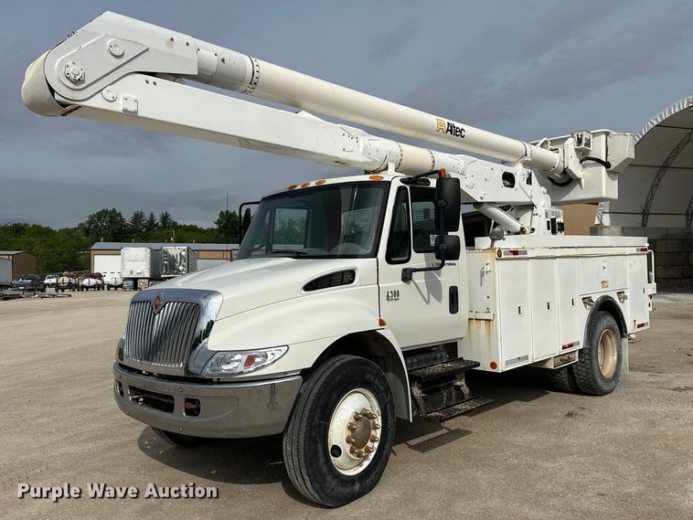 2005 International 4300 Bucket Truck - photo 1