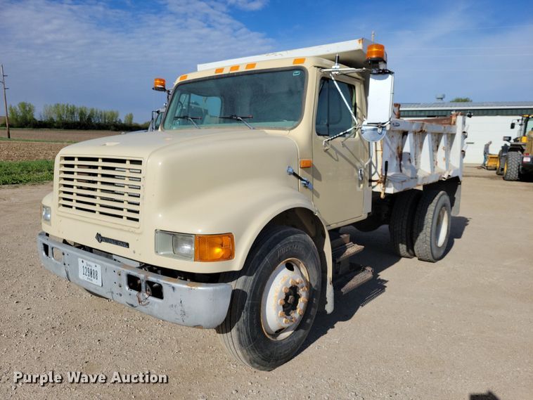 1998 International 4900 Dump Truck - photo 1