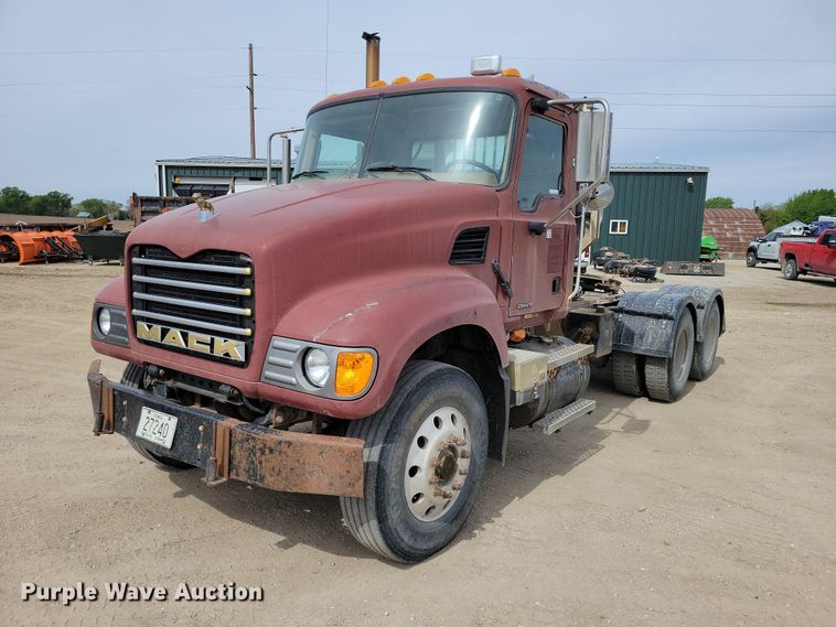 2004 Mack CV713 Semi Truck - photo 1