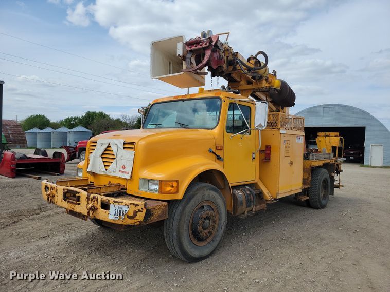 1990 International 4900 Digger Derrick Truck - photo 1