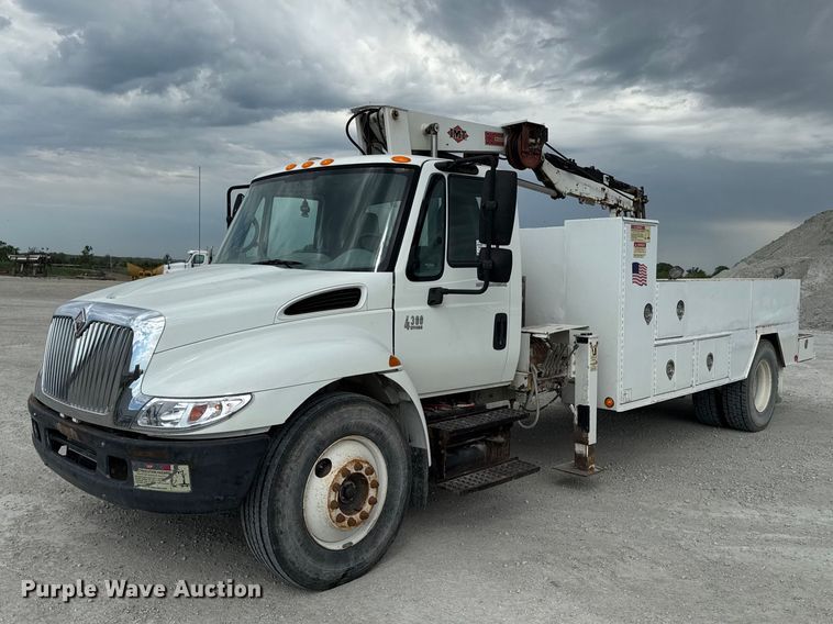 2003 International 4300 Utility / Service Truck - photo 1