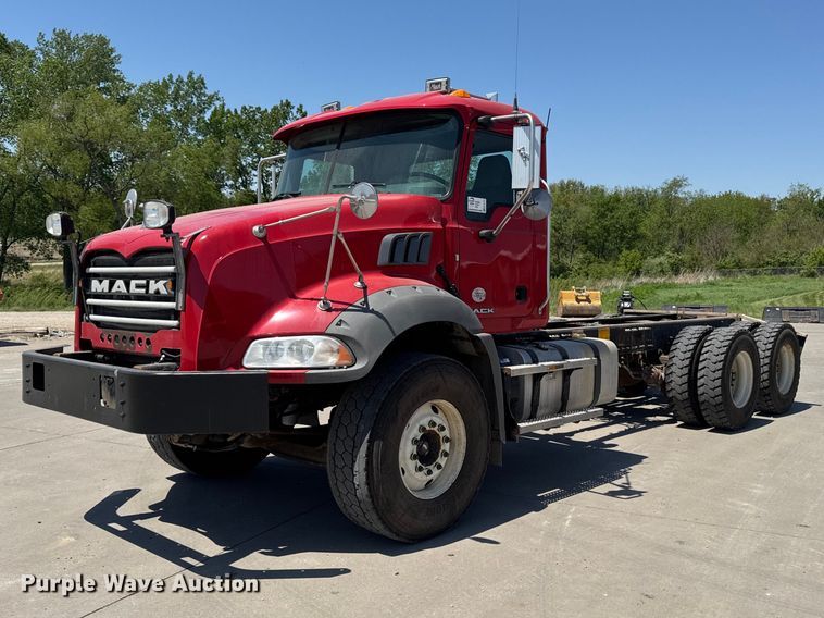 2017 Mack GU813 Truck Cab And Chassis - photo 1