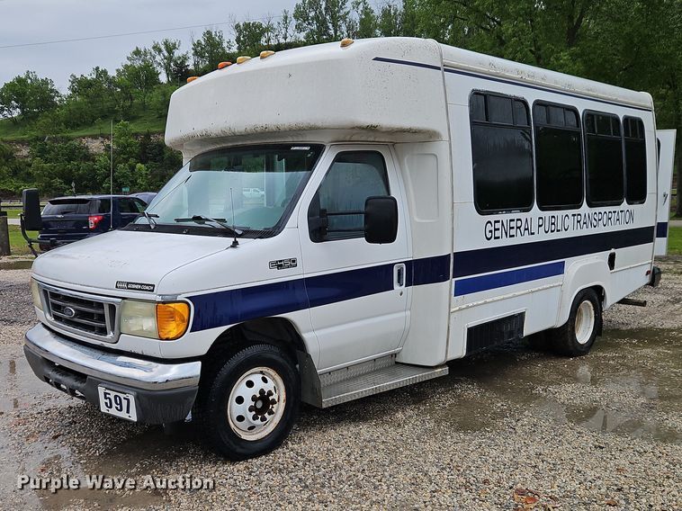 2005 Ford E450 Shuttle Bus - photo 1